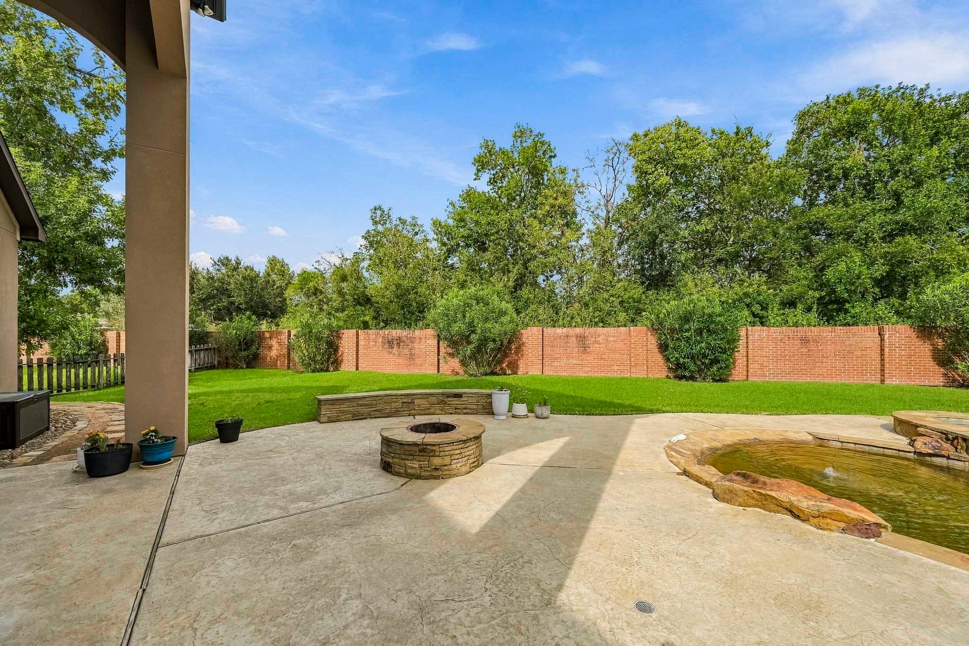 2 Turin Turn Drive, Missouri City, TX 77459 Firepit