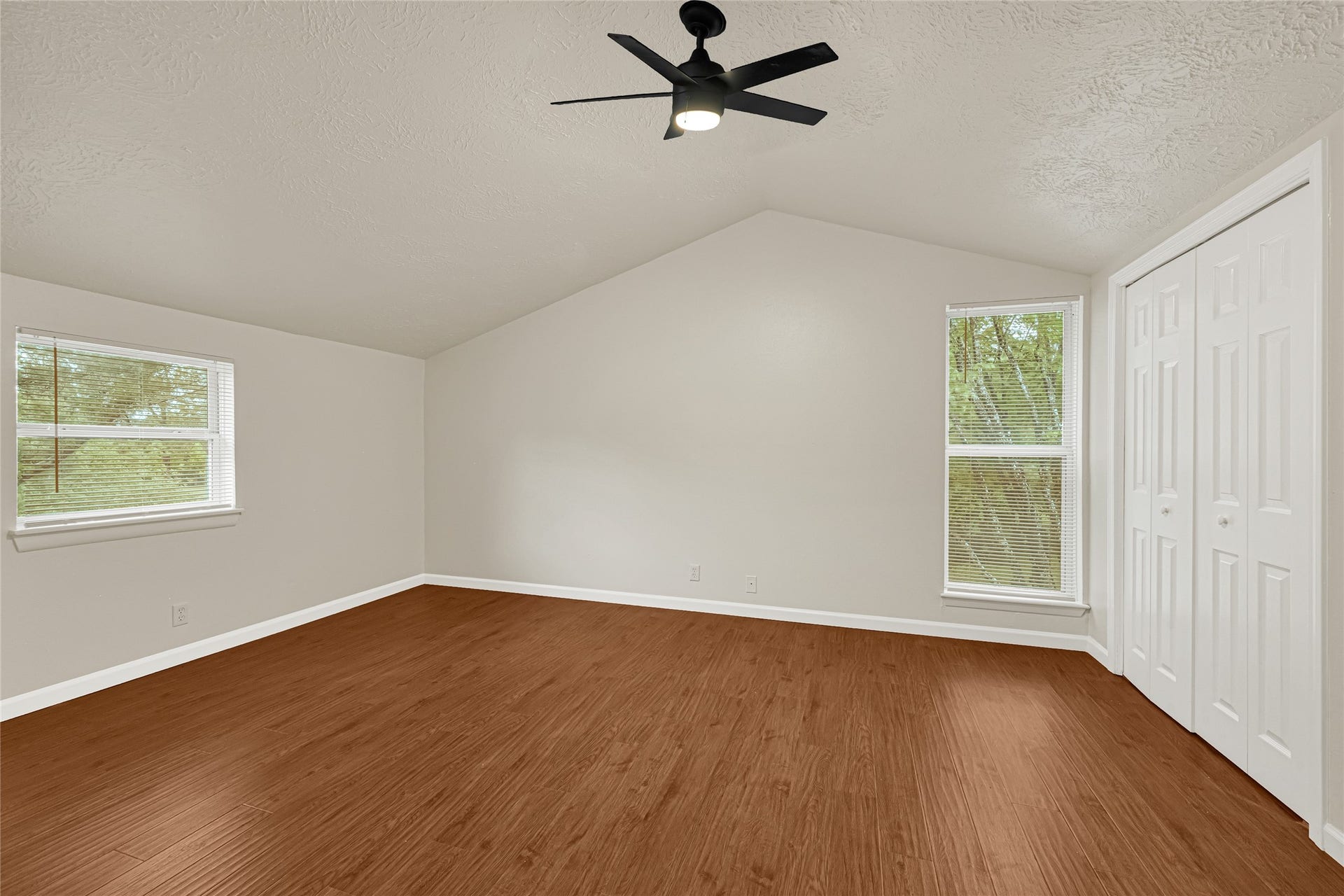 3302 Prairie Drive, Dickinson, TX 77539 Third Floor - Master Bedroom w/ Walk-in Closets
