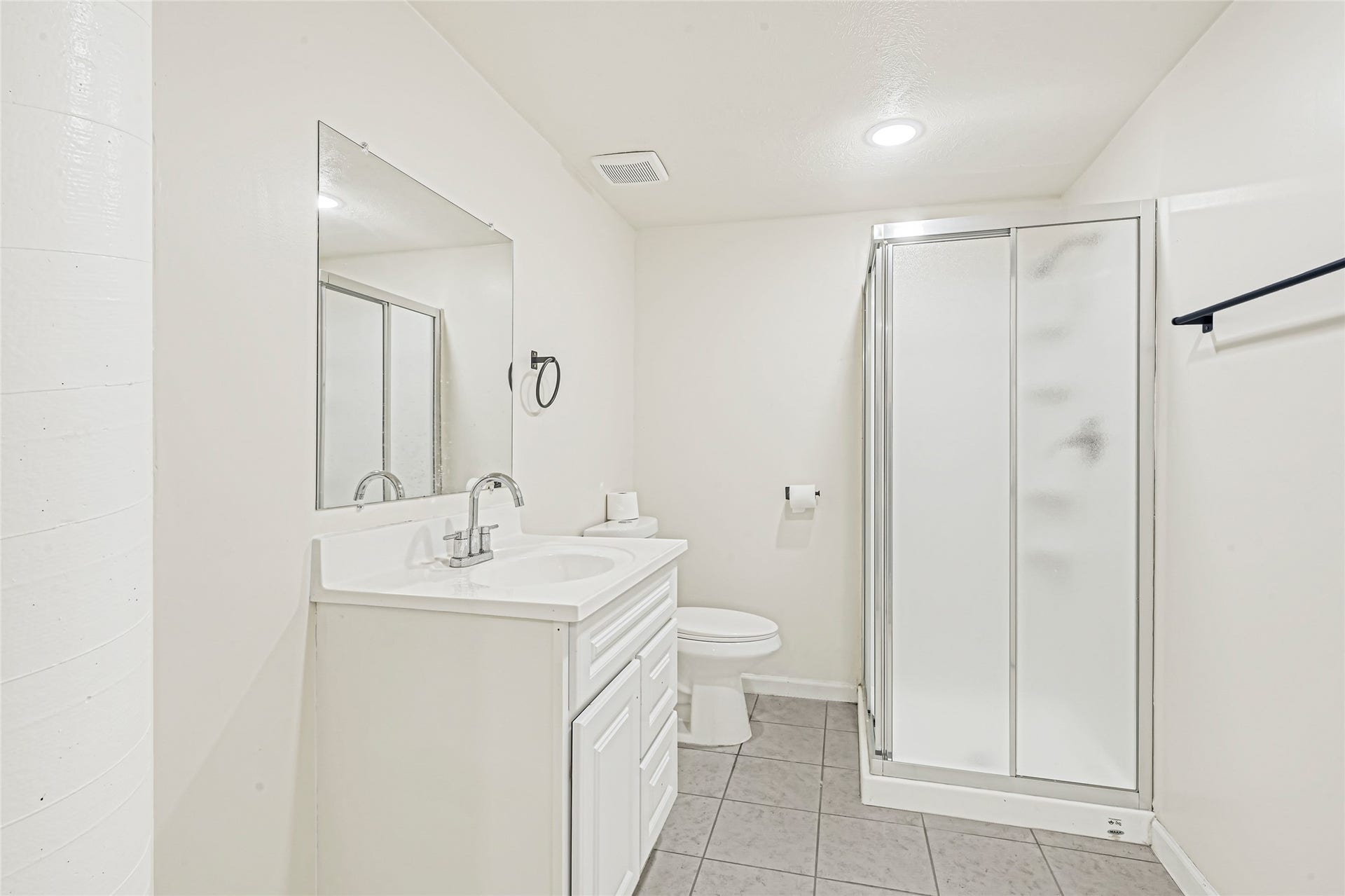 3302 Prairie Drive, Dickinson, TX 77539 First Floor - Full Bathroom