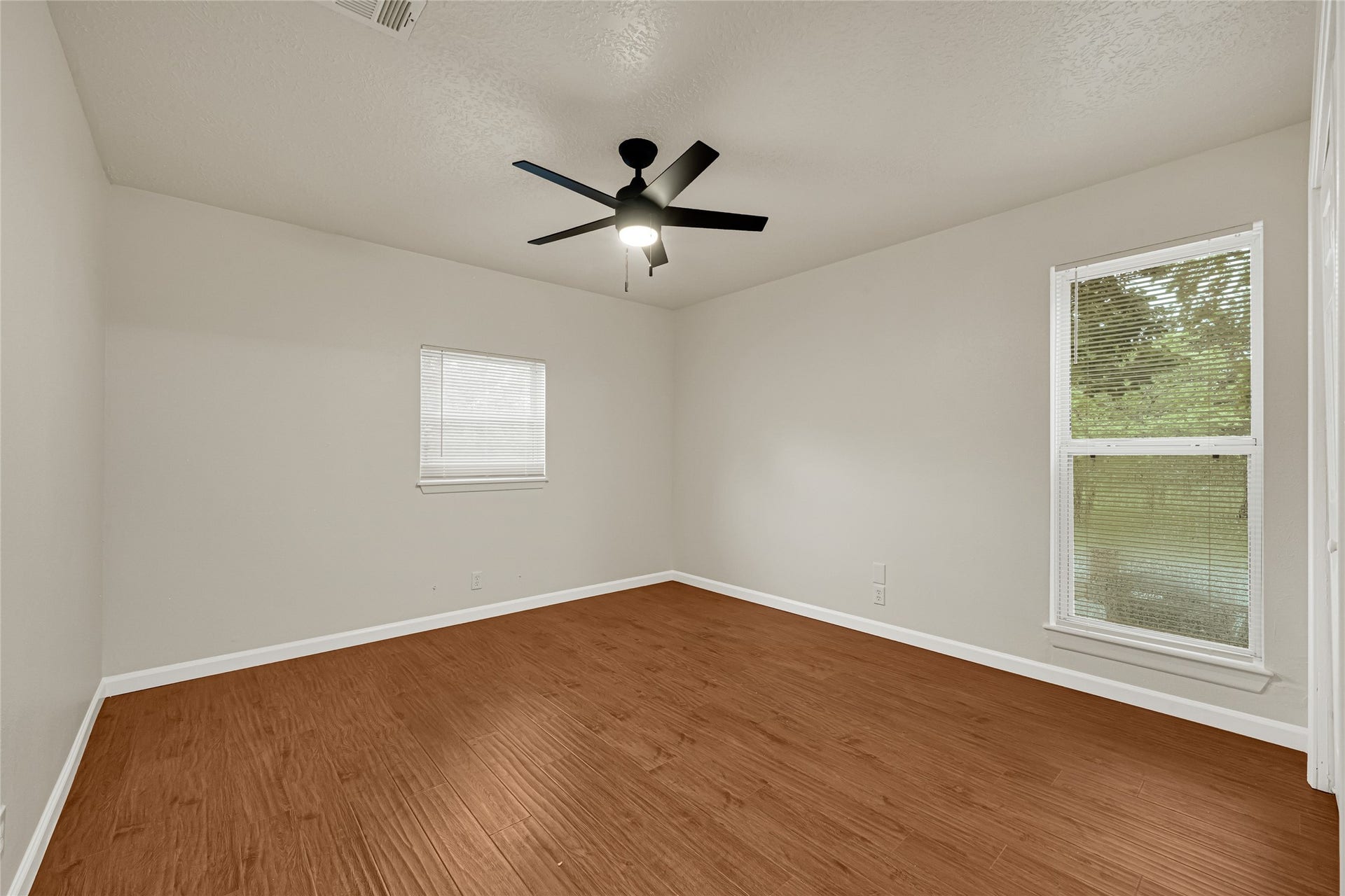 3302 Prairie Drive, Dickinson, TX 77539 Second Floor - Bedroom #3 w/ Walk-in Closets