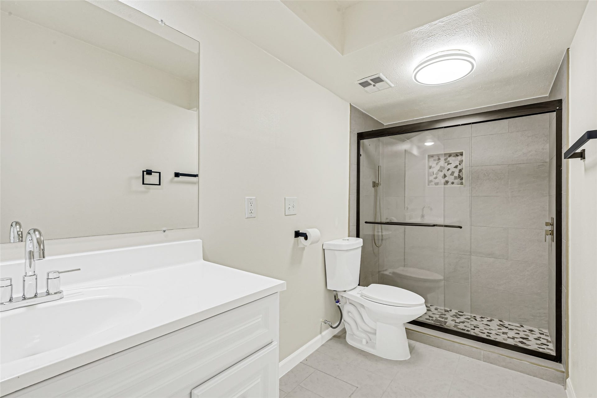 3302 Prairie Drive, Dickinson, TX 77539 Second Floor - Full Bathroom - Walk-in Shower