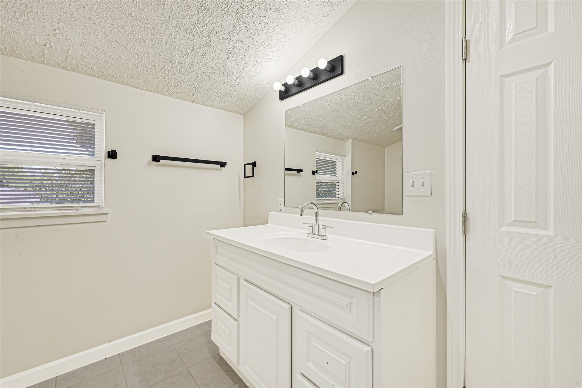 3302 Prairie Drive, Dickinson, TX 77539 First Floor - Full Bathroom
