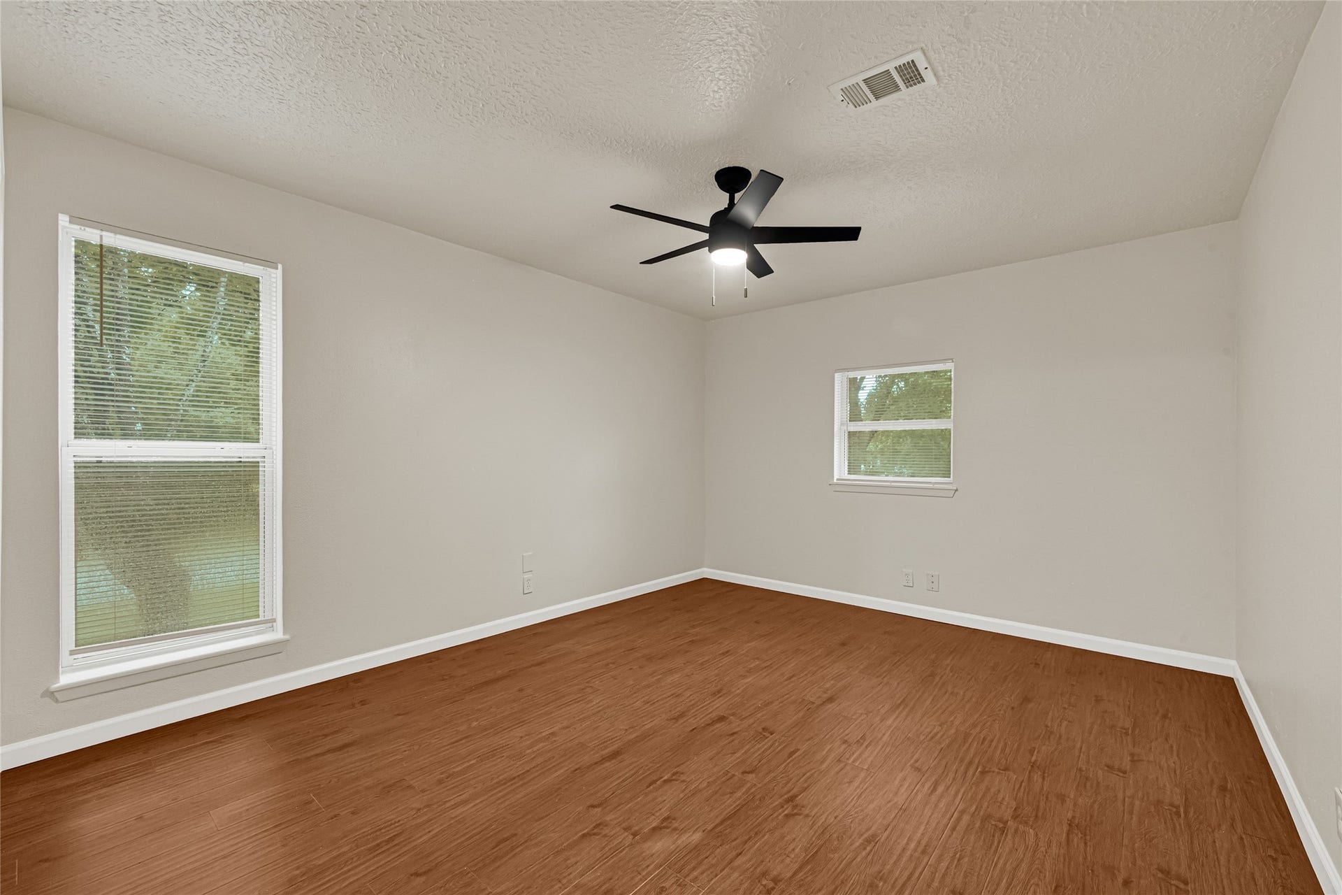 3302 Prairie Drive, Dickinson, TX 77539 Second Floor - Bedroom #2 w/ Walk-in Closets