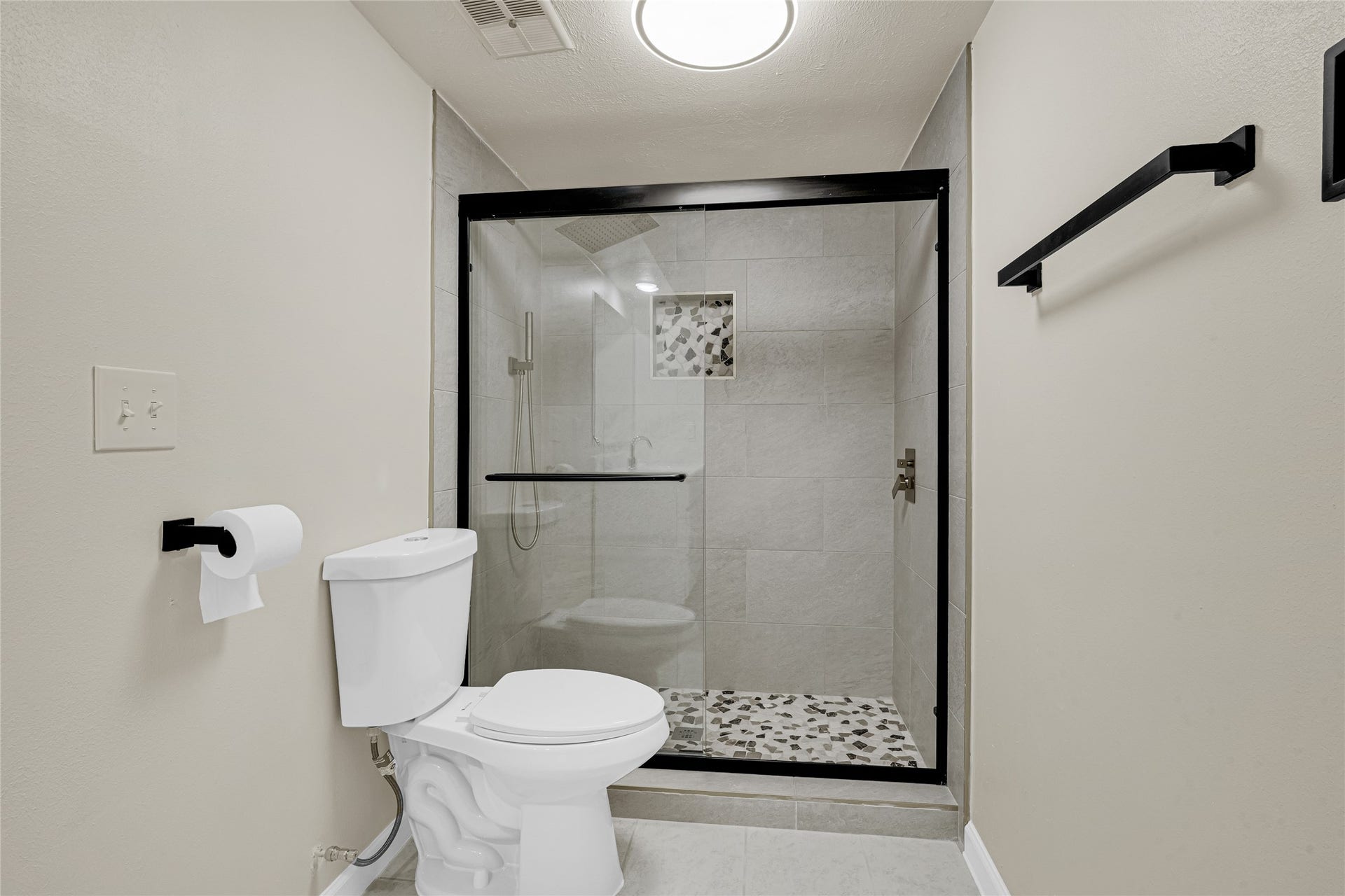 3302 Prairie Drive, Dickinson, TX 77539 Second Floor - Full Bathroom - Walk-in Shower