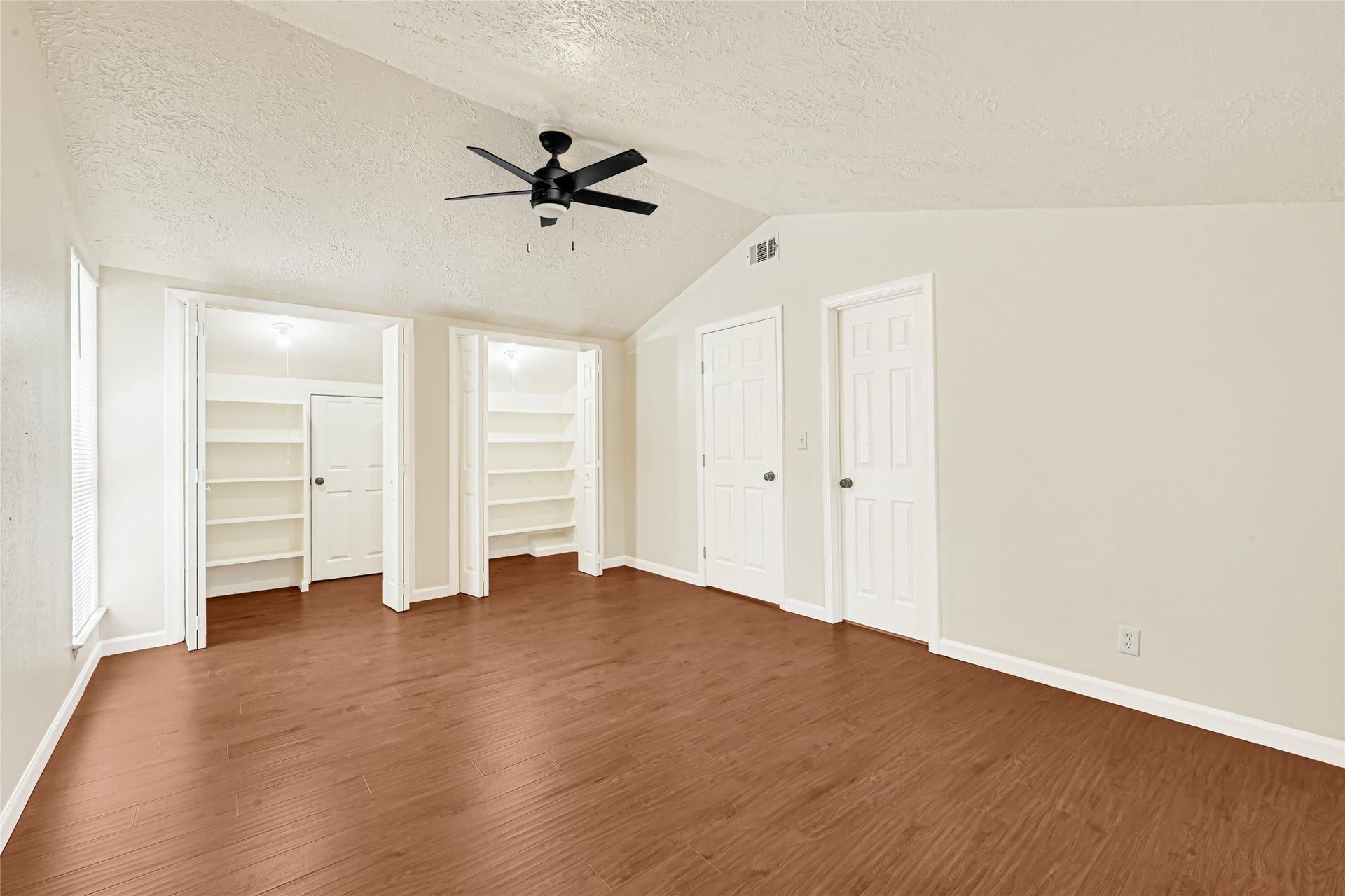3302 Prairie Drive, Dickinson, TX 77539 Third Floor - Master Bedroom w/ Walk-in Closets