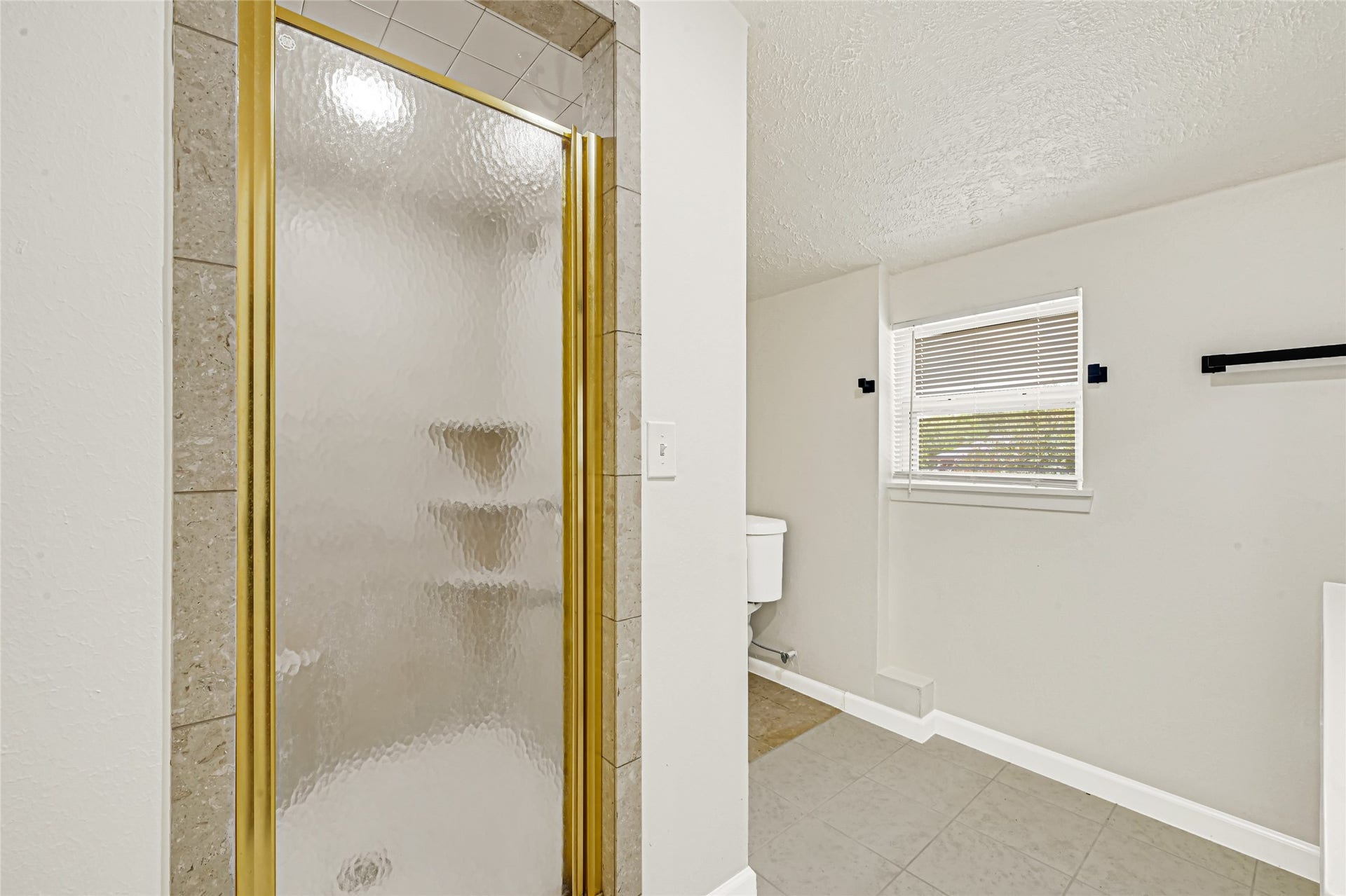 3302 Prairie Drive, Dickinson, TX 77539 Third Floor - Full Bathroom - Walk-in Shower