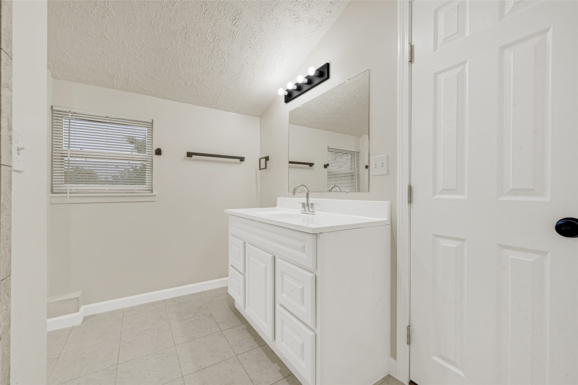 3302 Prairie Drive, Dickinson, TX 77539 Third Floor - Full Bathroom