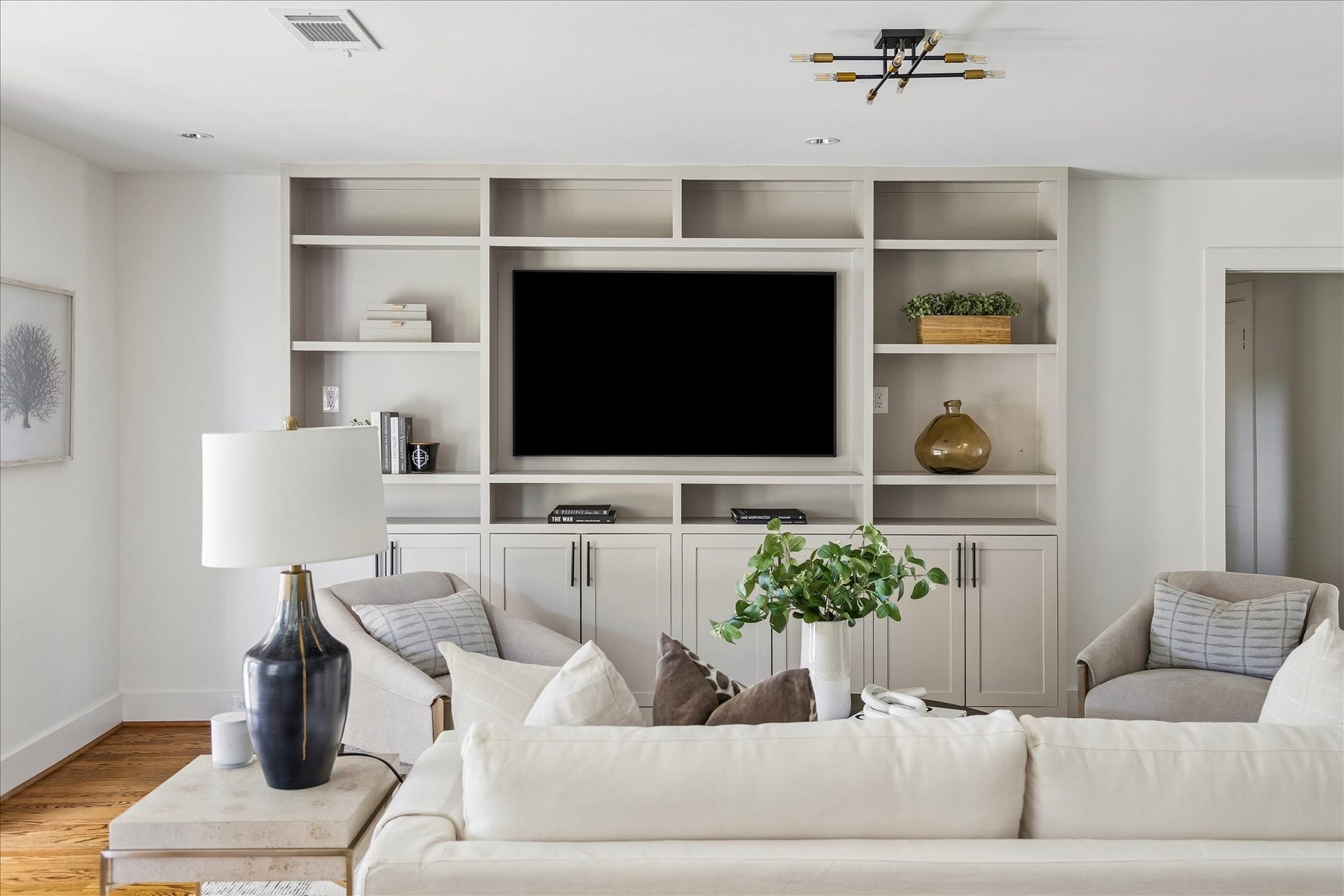 4130 Costa Rica Road, Houston, TX 77092 Clean lines and thoughtfully designed millwork lend a tailored, sophisticated finish to the family room.