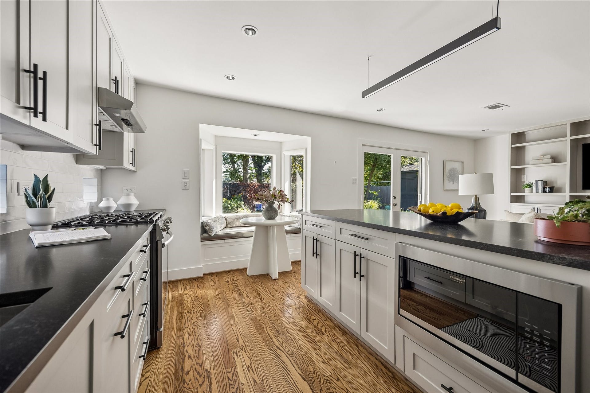 4130 Costa Rica Road, Houston, TX 77092 A generous peninsula with built-in microwave and breakfast bar seating connects the kitchen to the adjoining family room and charming breakfast nook.