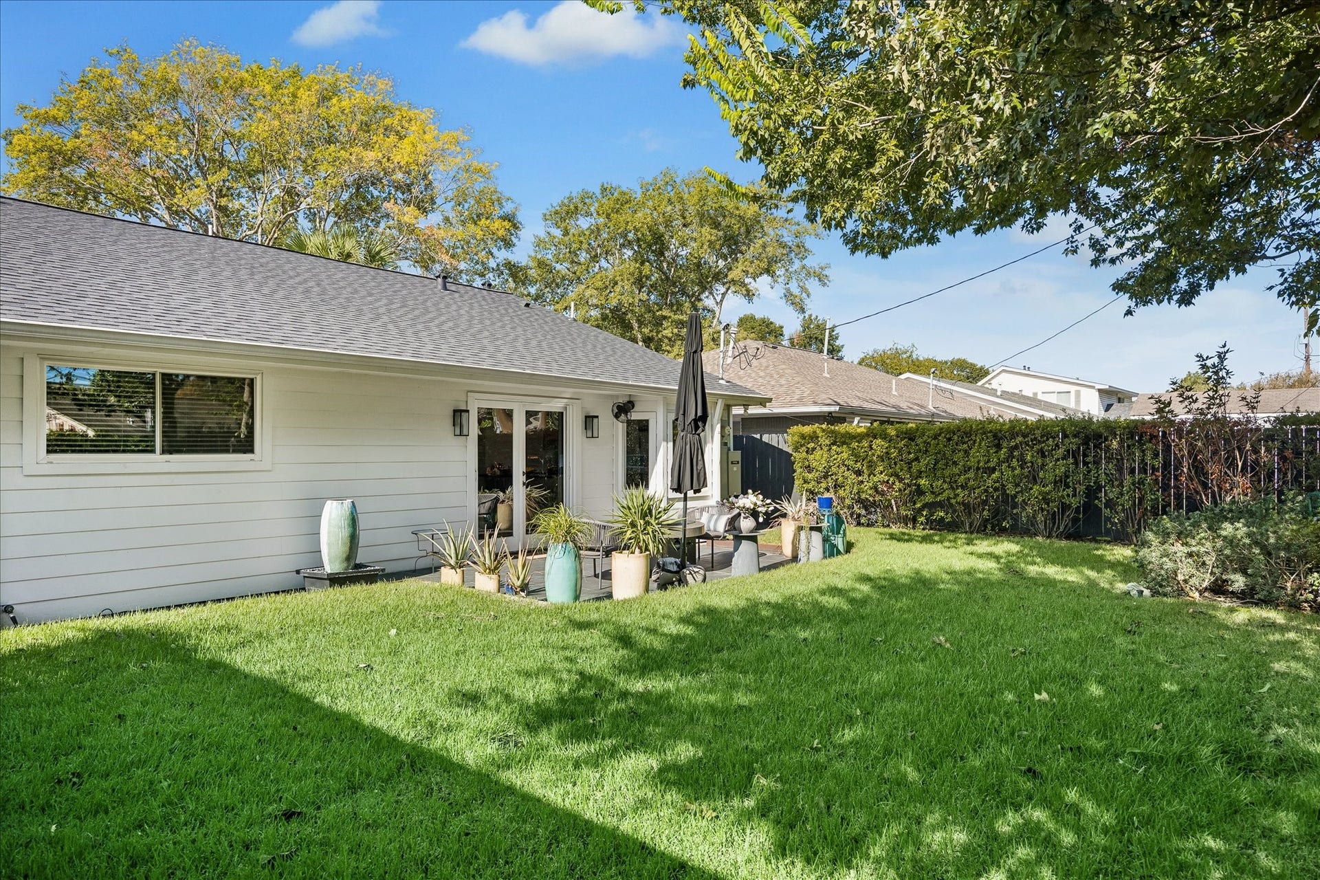 4130 Costa Rica Road, Houston, TX 77092 A generous stretch of green lawn and established perimeter landscaping create a lovely setting for outdoor enjoyment.