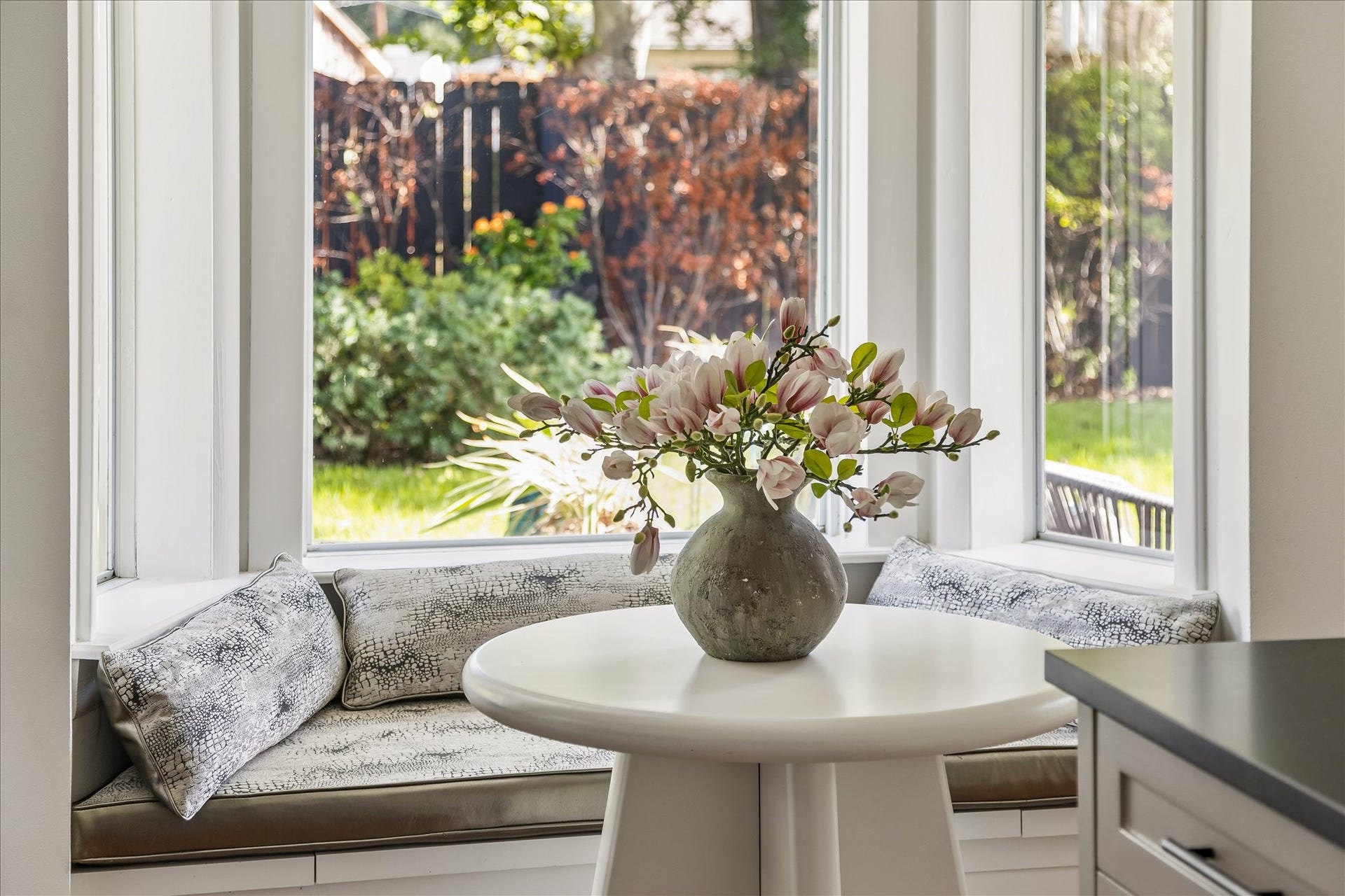4130 Costa Rica Road, Houston, TX 77092 Wrapped in windows, the charming breakfast nook offers a lovely view of the beautifully landscaped backyard.