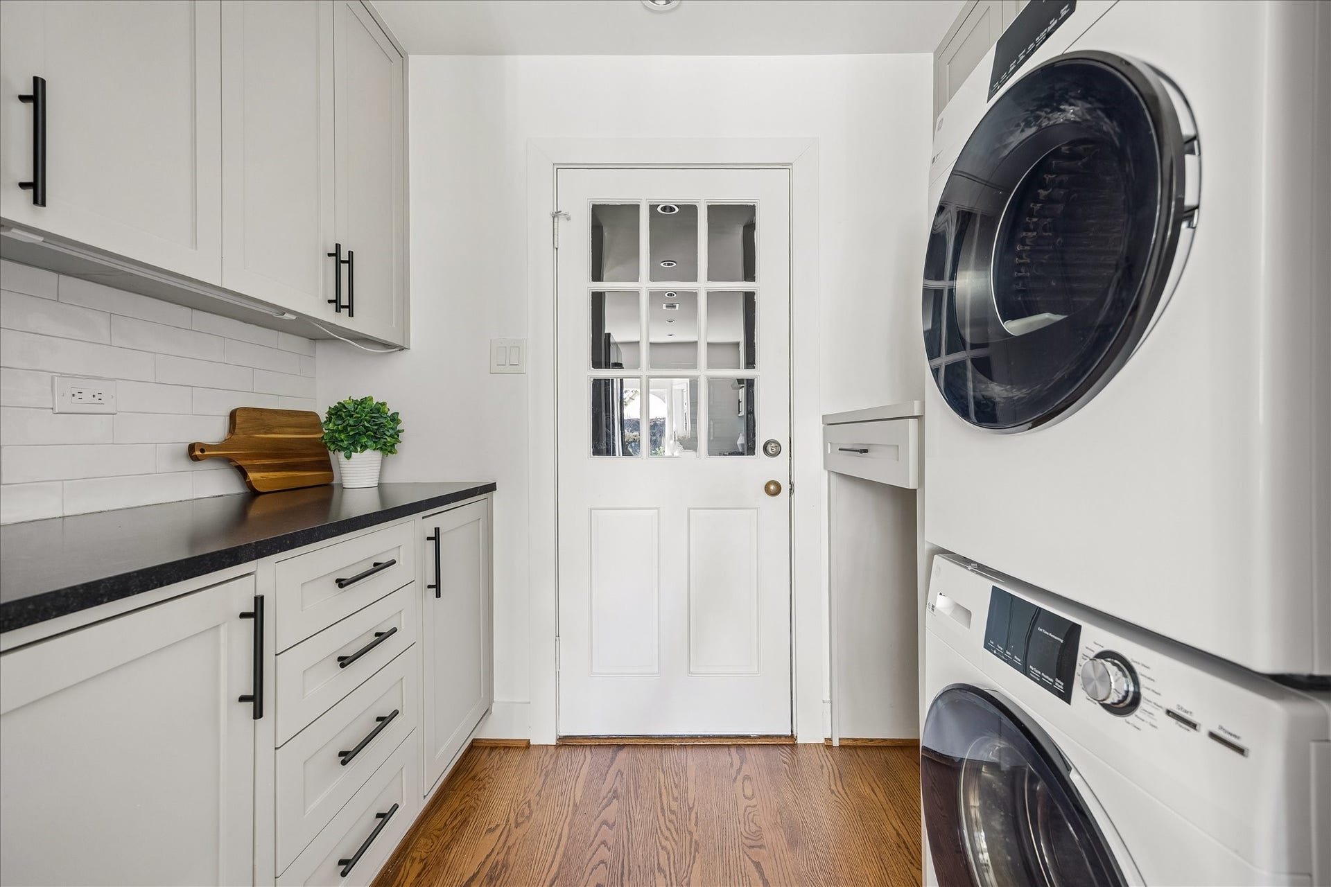 4130 Costa Rica Road, Houston, TX 77092 A thoughtfully appointed laundry room features stacked appliances, ample cabinetry, and convenient countertop space.