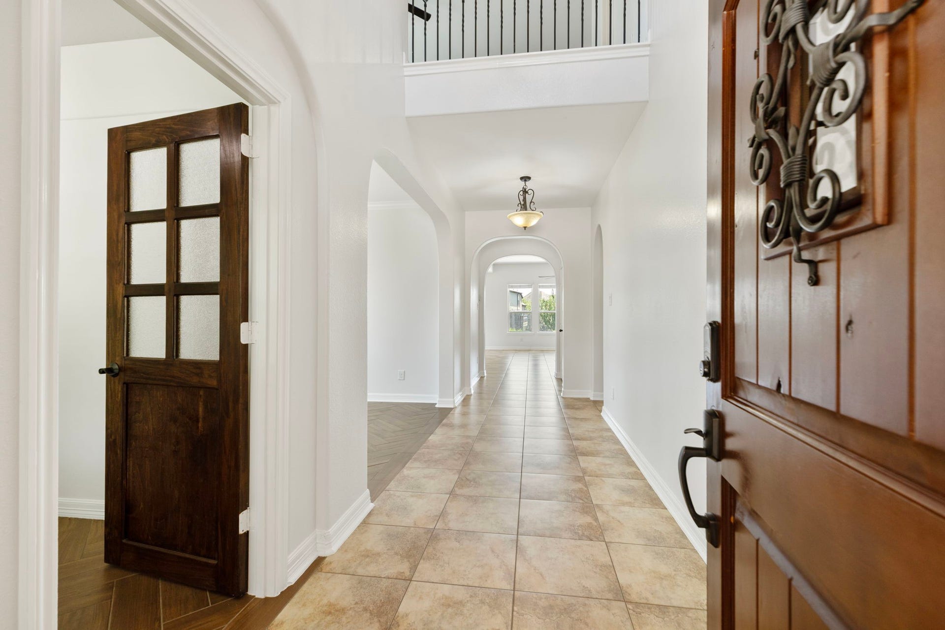 High ceiling entry wayl
