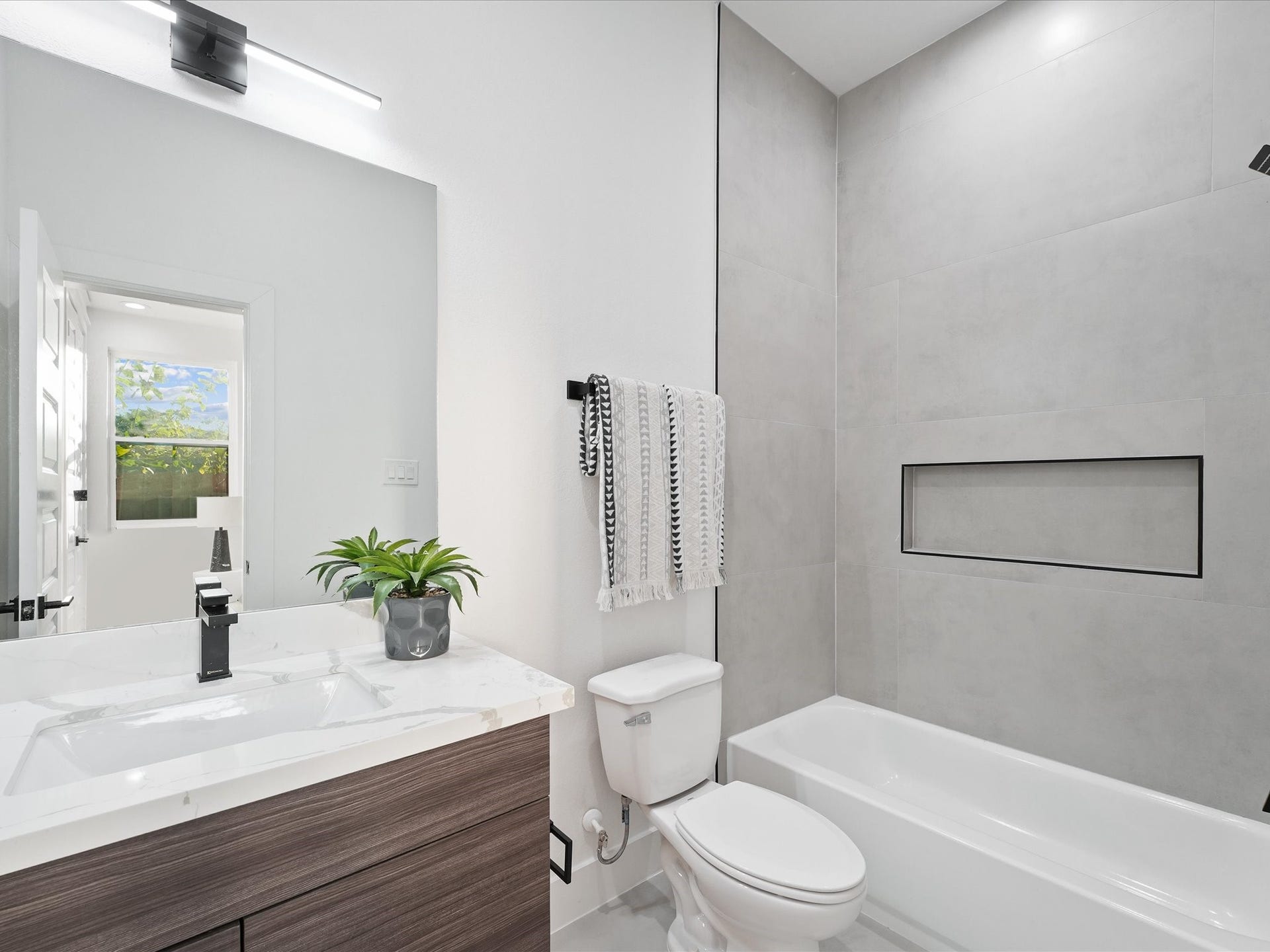 6631 Katarani Drive, Houston, TX 77091 First Floor Bathroom