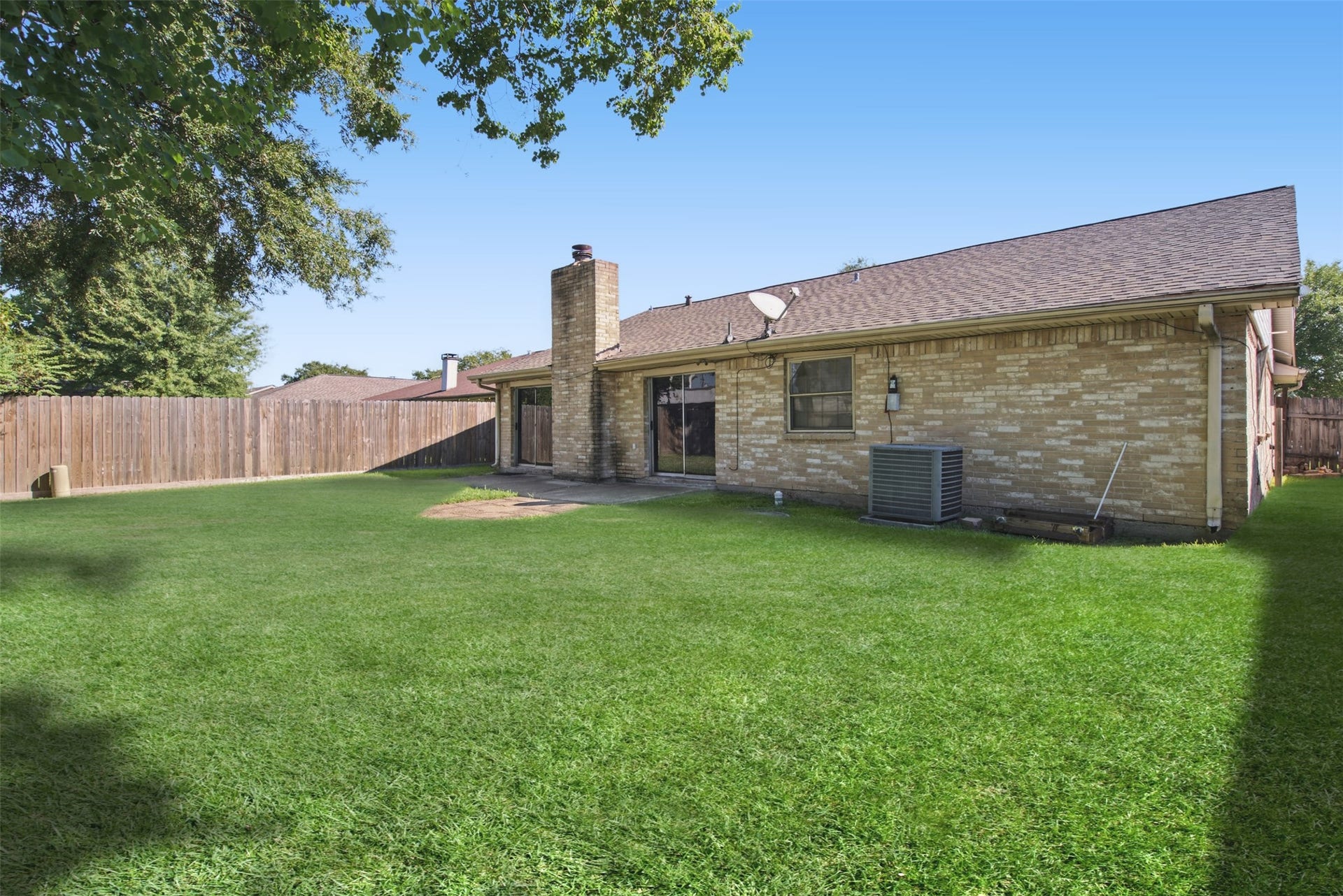 1323 Castle Glen Drive, Houston, TX 77015 More space, more possibilities! This generous backyard offers a wonderful setting for outdoor dining, lawn games, or creating your own relaxing retreat, all within the comfort of your fenced outdoor space.