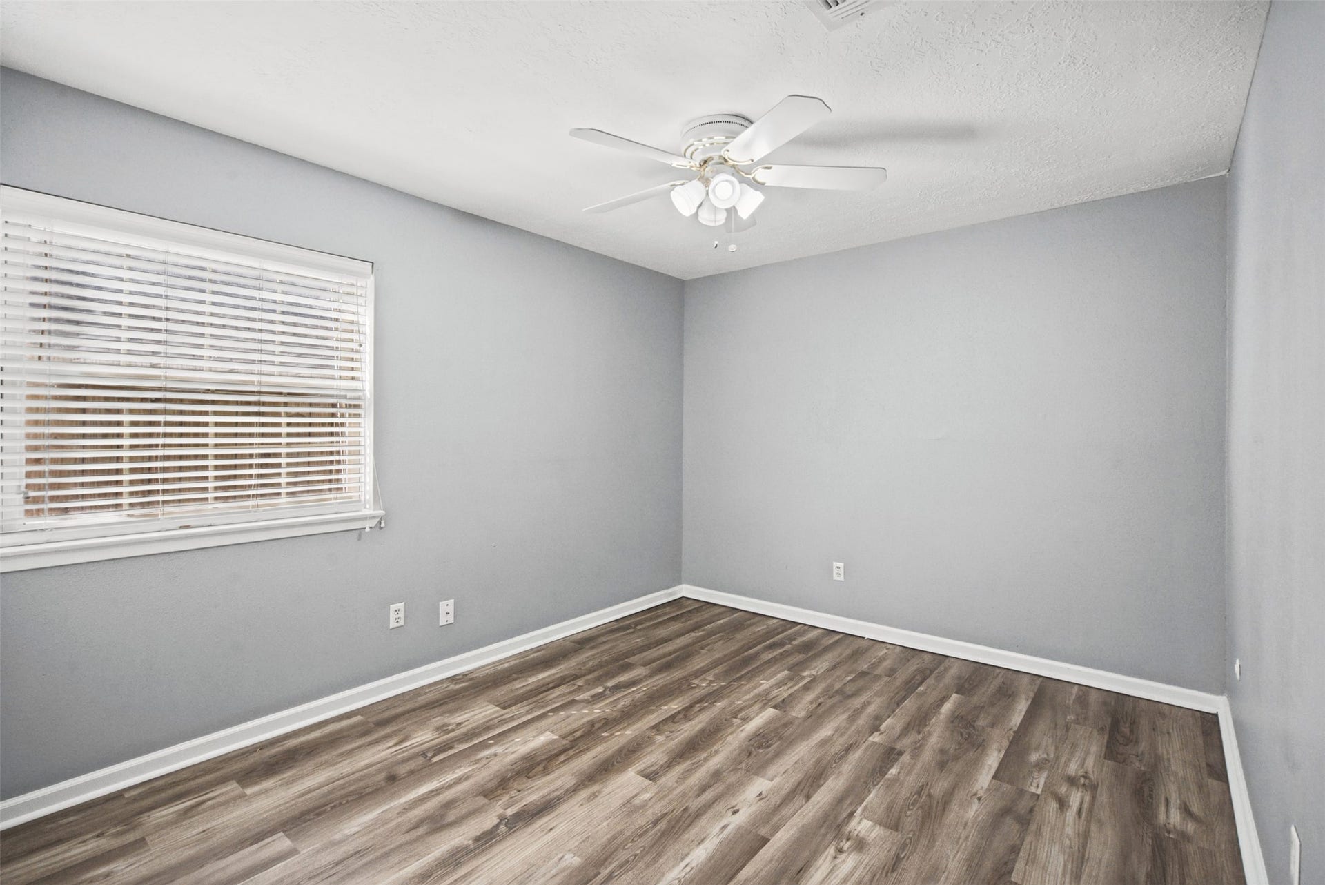 1323 Castle Glen Drive, Houston, TX 77015 A comfortable space to call your own! Enjoy easy-care flooring, natural light, and a neutral backdrop that makes decorating effortless.