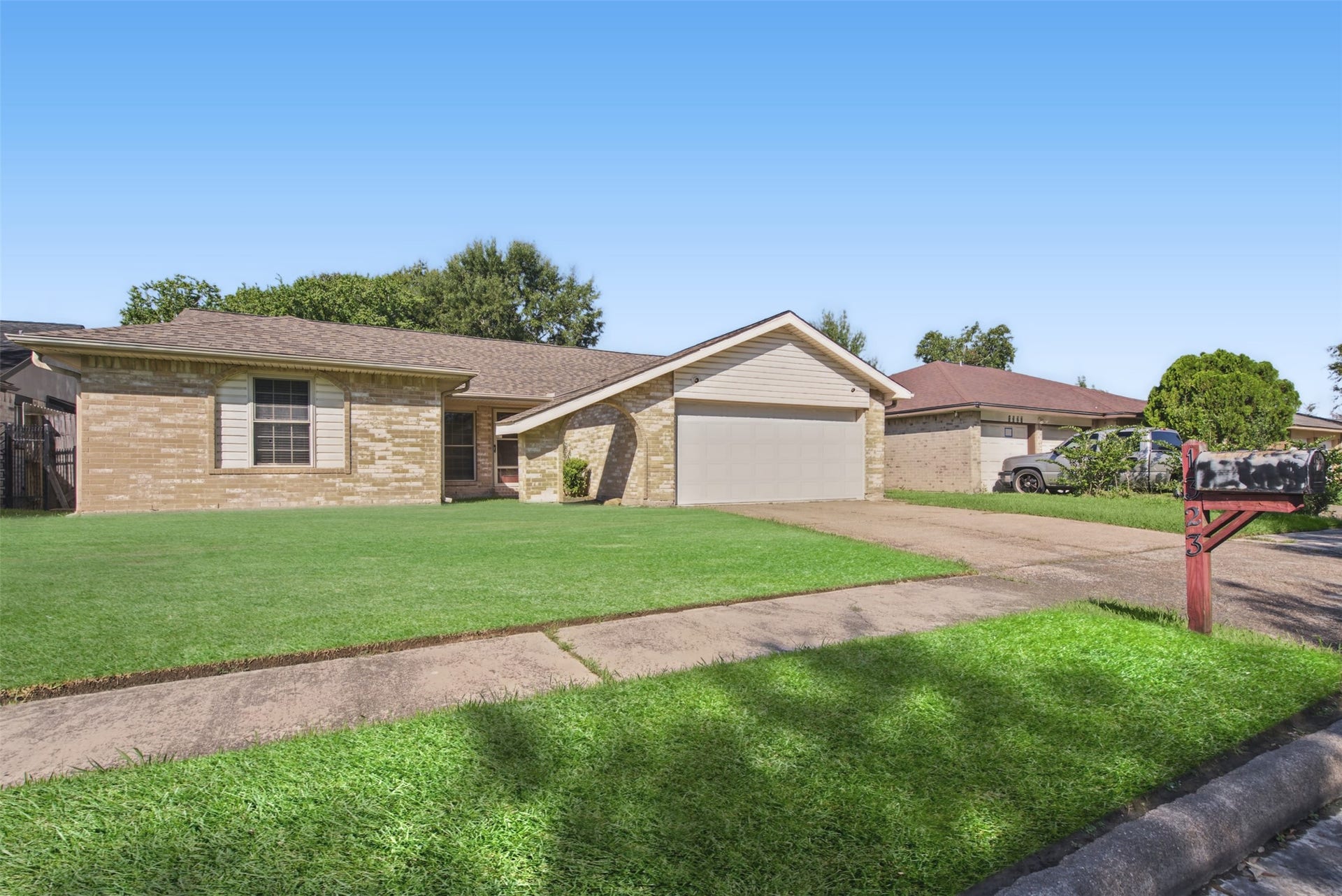 1323 Castle Glen Drive, Houston, TX 77015 Picture yourself calling this place home! A beautifully maintained-looking lawn and timeless exterior create an inviting first impression with plenty of room to make lasting memories.