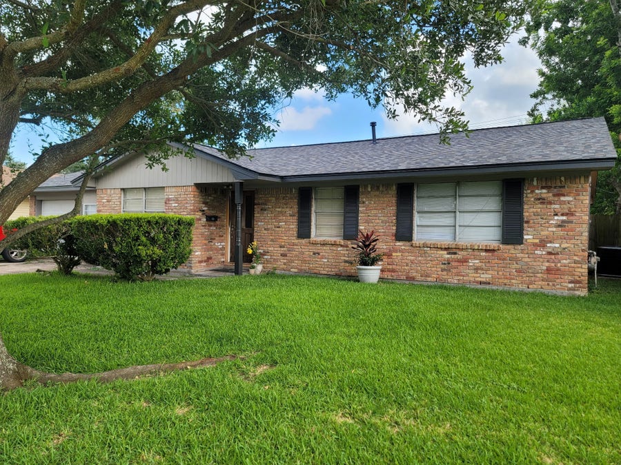 Property photo for 129 Mulberry Street, Lake Jackson, TX