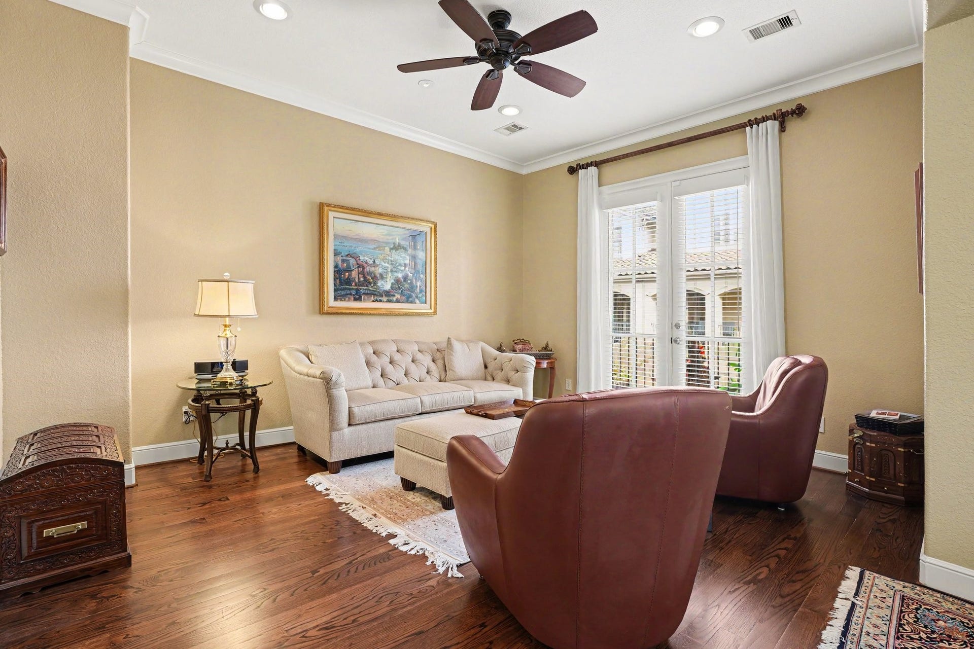 13 Laurelwood Drive, Houston, TX 77058 Living room