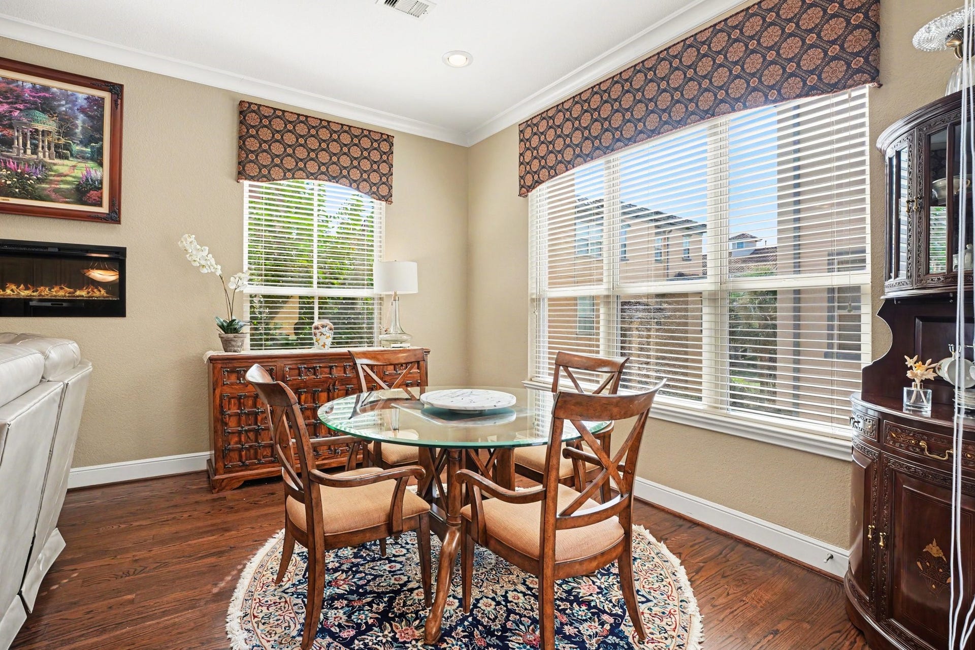 13 Laurelwood Drive, Houston, TX 77058 Breakfast table