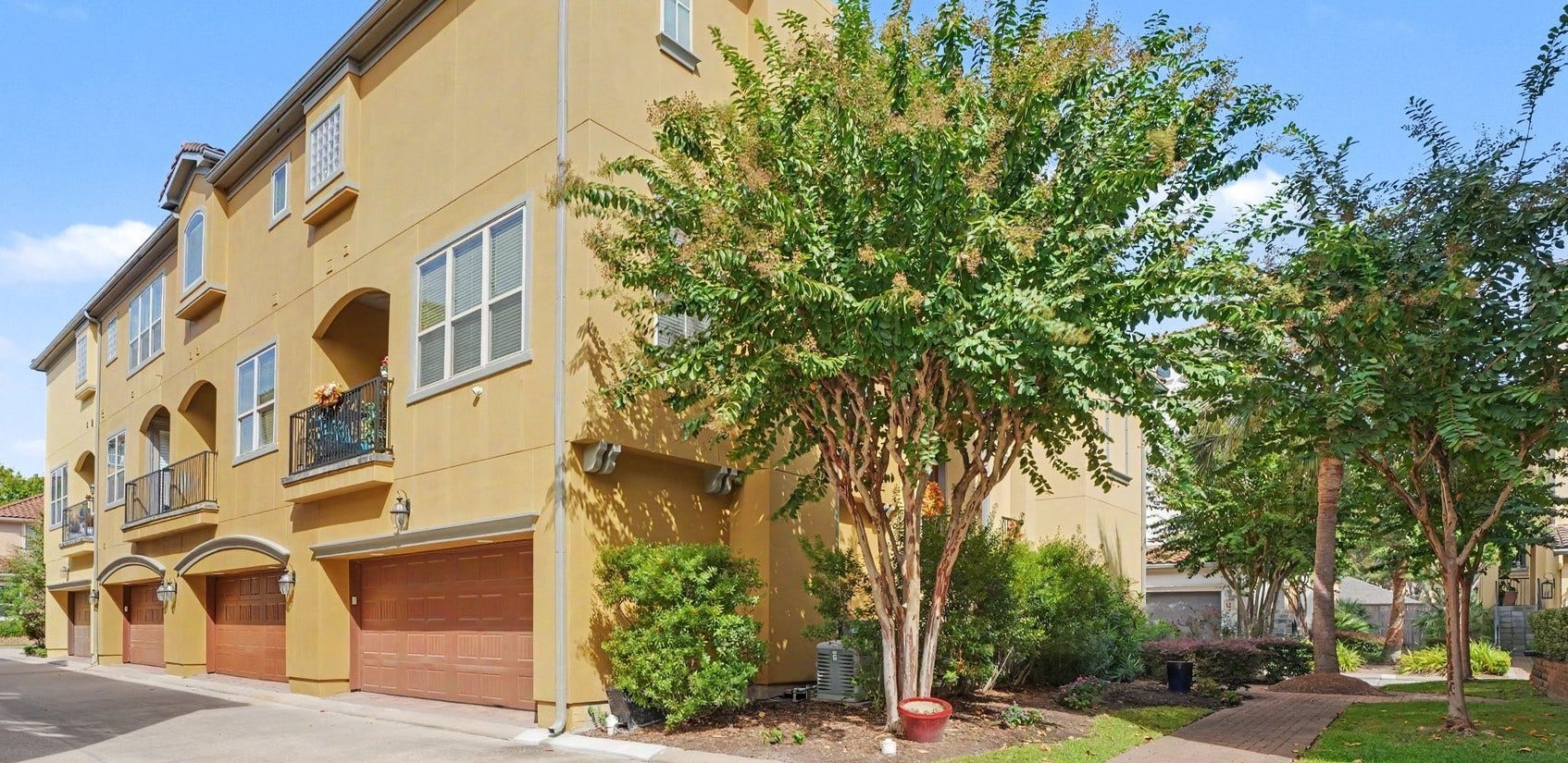 13 Laurelwood Drive, Houston, TX 77058 Garage entry