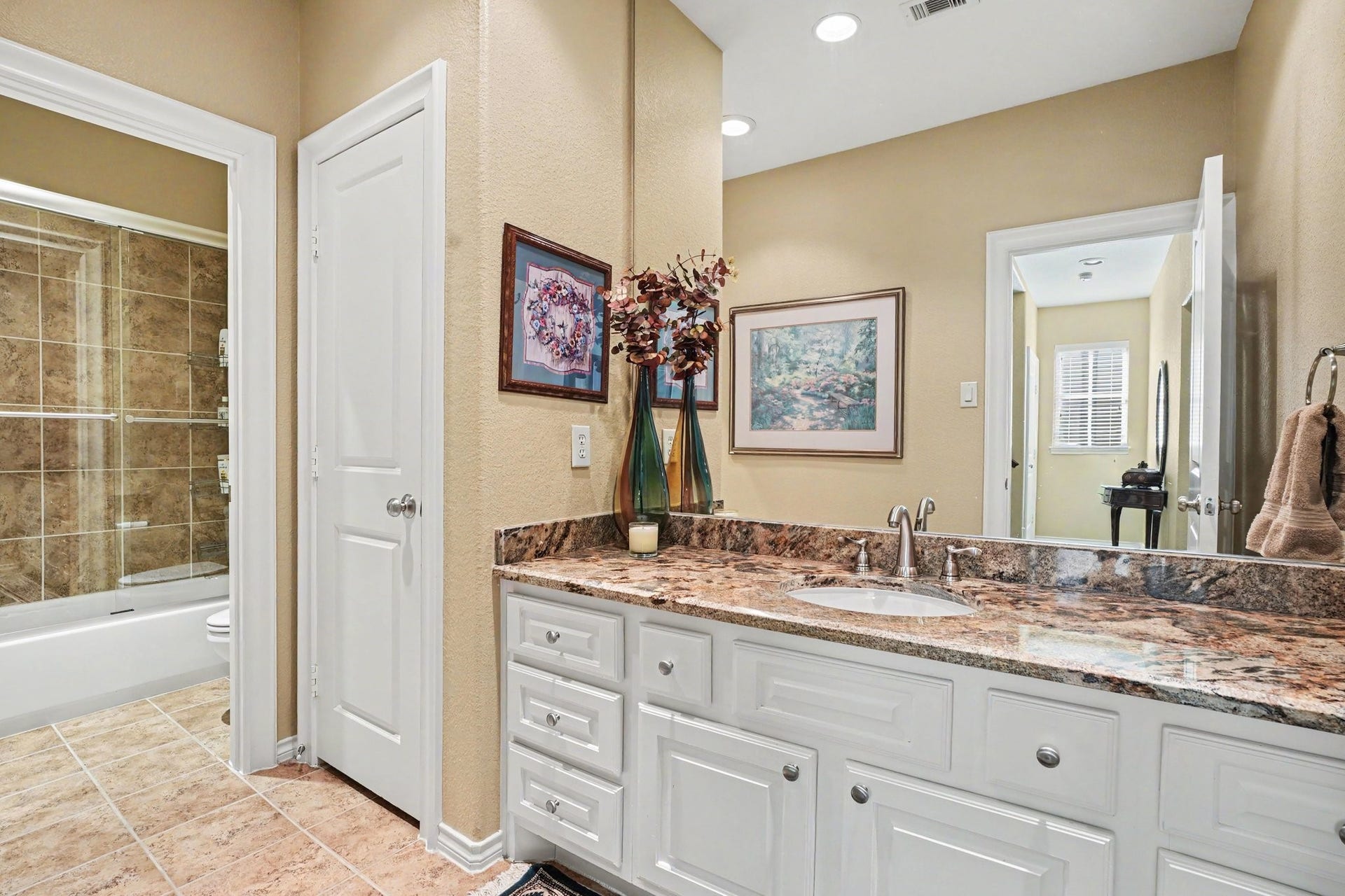 13 Laurelwood Drive, Houston, TX 77058 Full bath on first floor
