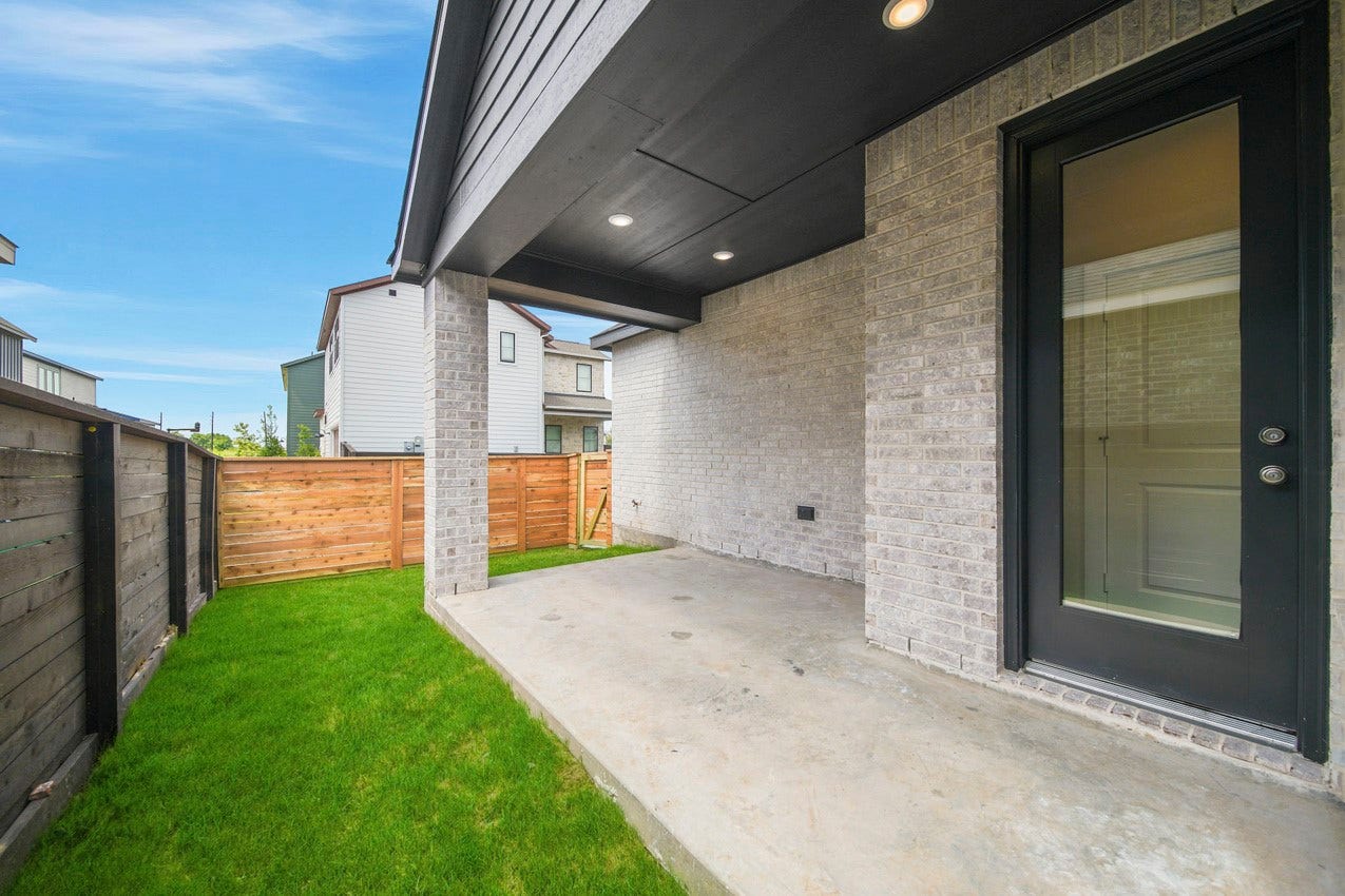3334 Verdant Lane, Richmond, TX 77406 A spacious covered patio provides a comfortable outdoor retreat, perfect for relaxing, dining, and entertaining while enjoying the fresh air.