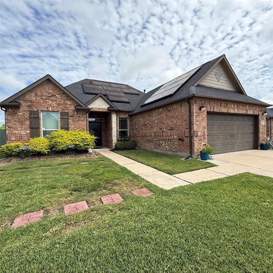 Property photo for 141 Majestic Oak Circle, Lake Jackson, TX