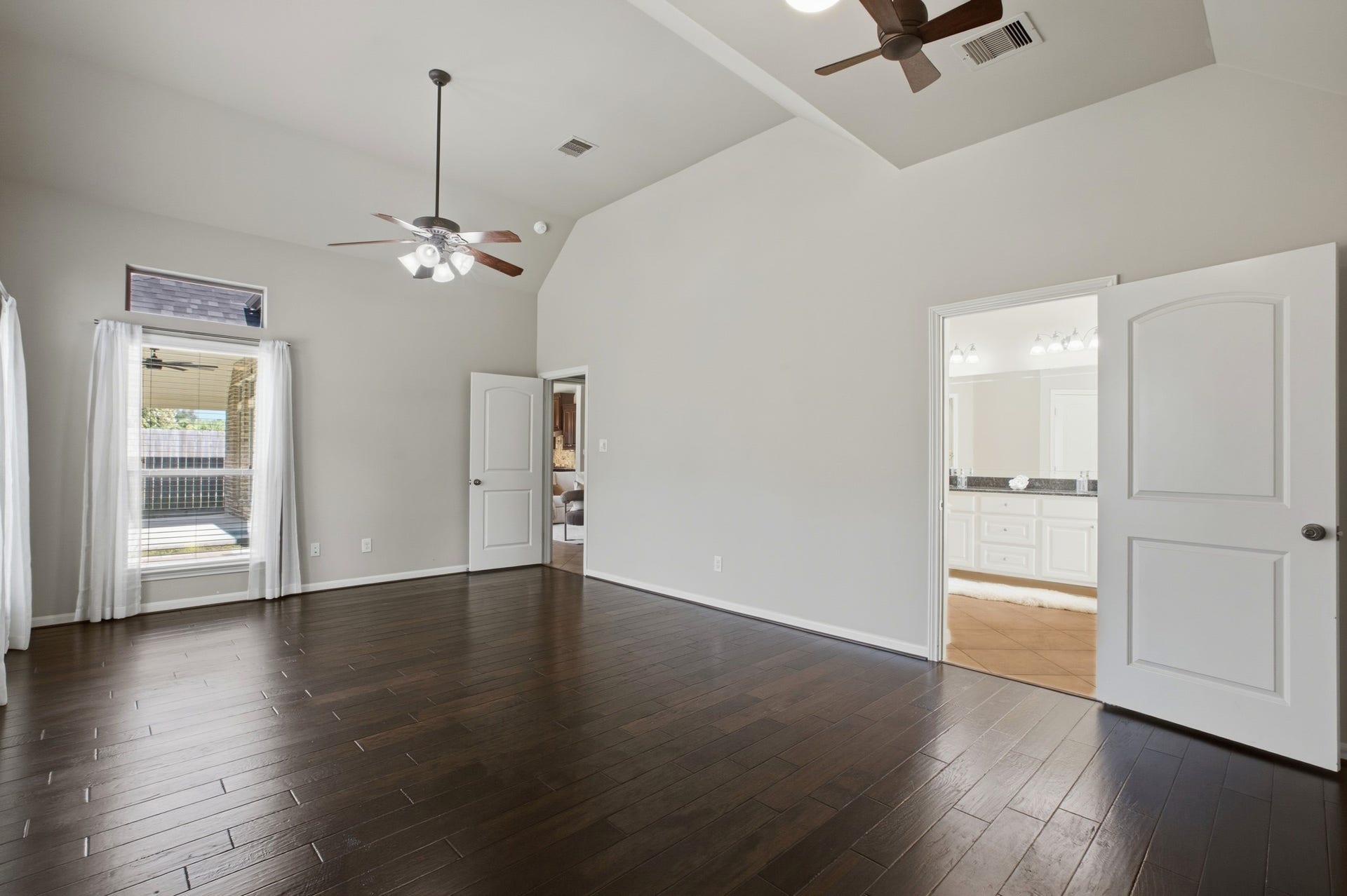 27418 N Saddle Creek Lane, Fulshear, TX 77441 Primary bedroom with cathredal ceiling