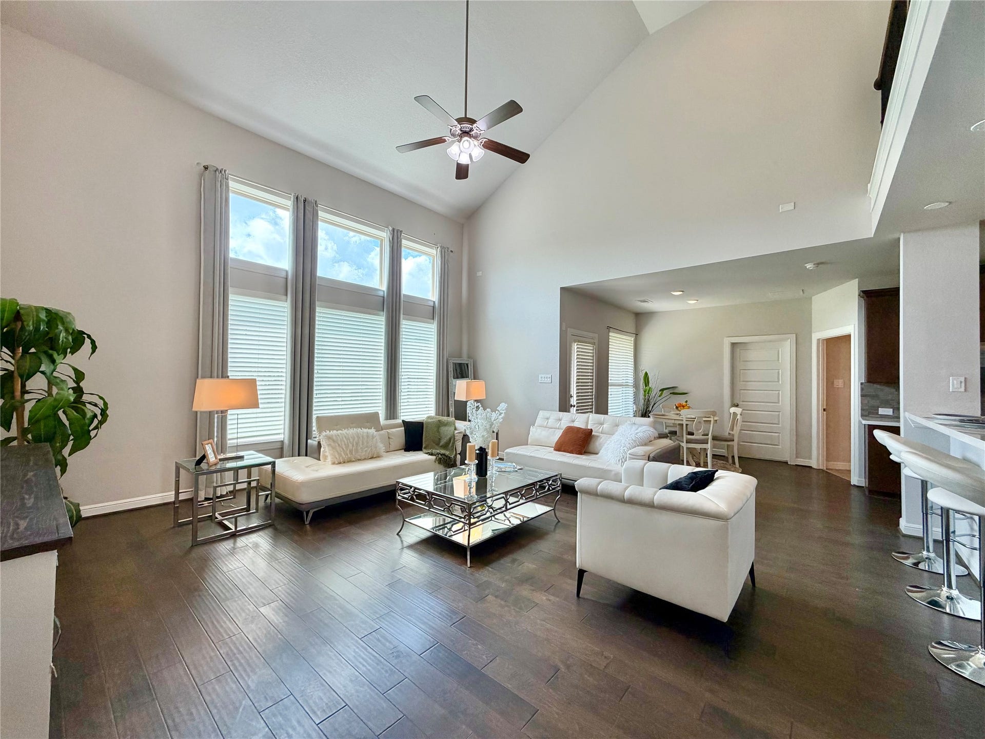 6503 Jesse Creek Lane, Sugar Land, TX 77479 Double high ceiling living room & Open layout