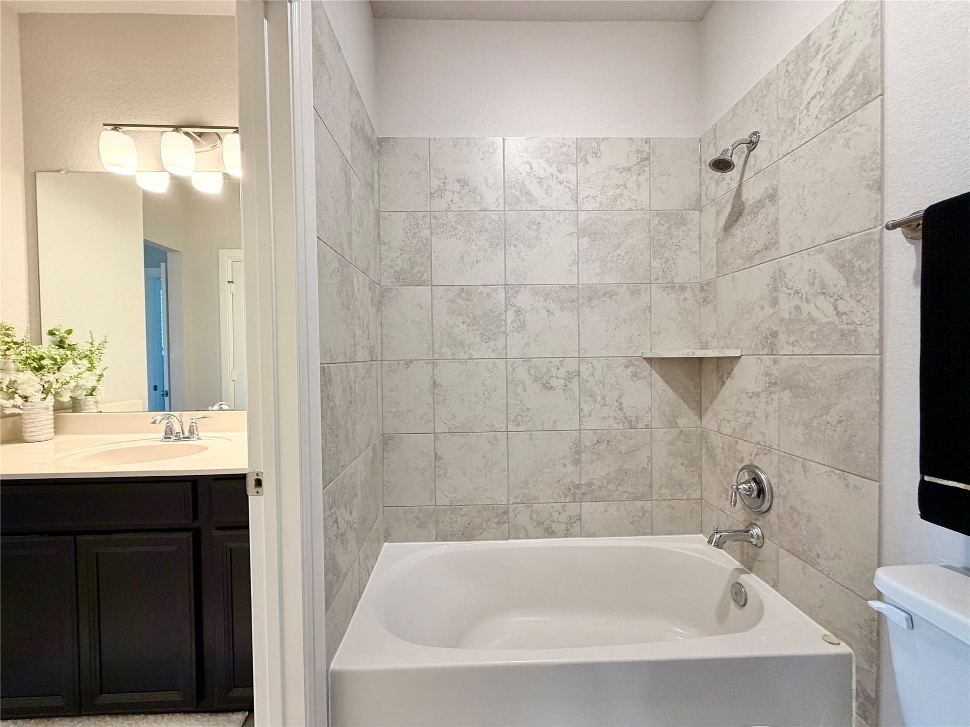 6503 Jesse Creek Lane, Sugar Land, TX 77479 4th full bathroom