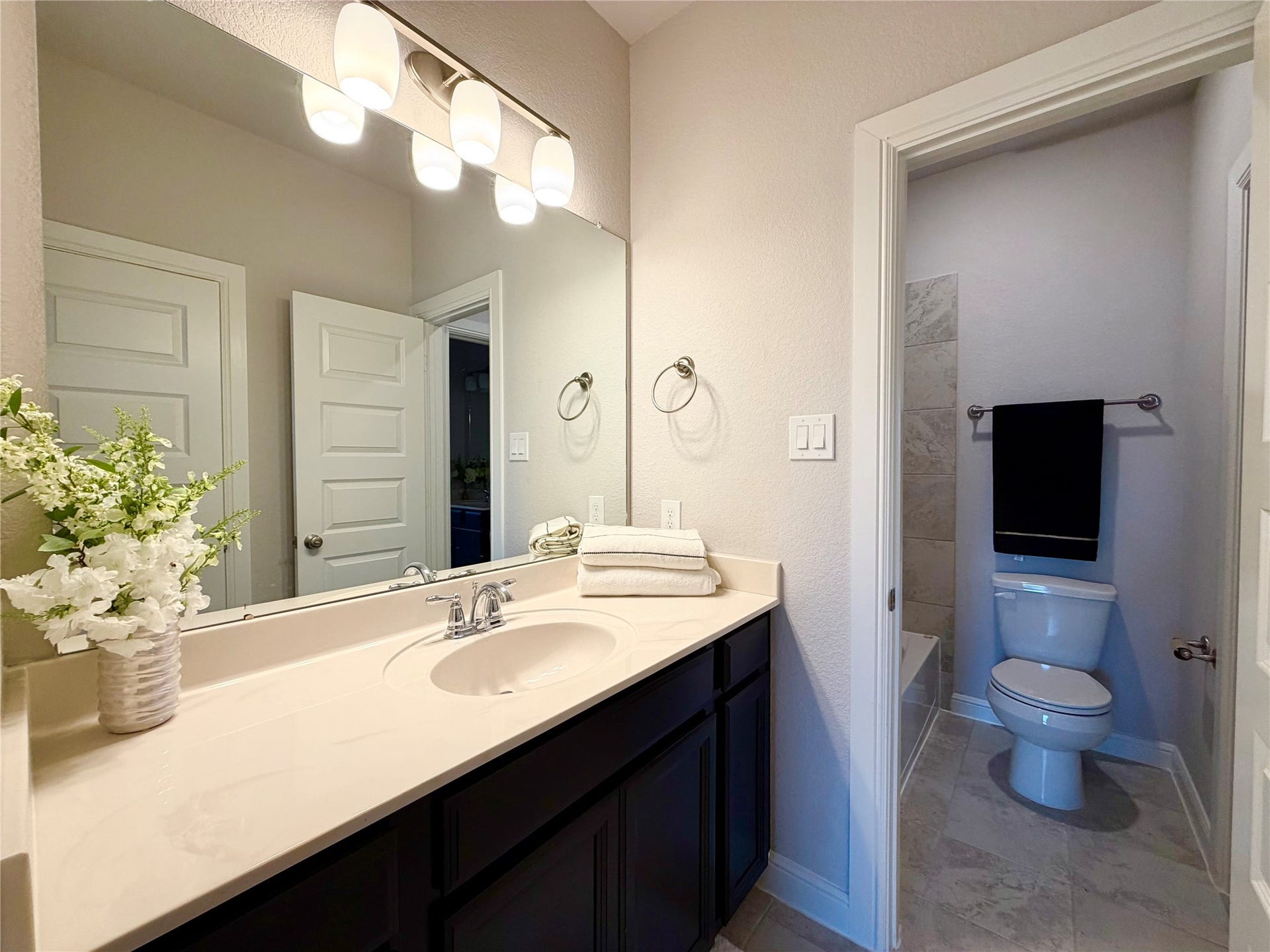 6503 Jesse Creek Lane, Sugar Land, TX 77479 Separate vanities & shower