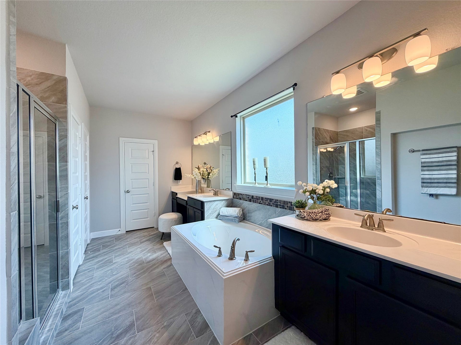 6503 Jesse Creek Lane, Sugar Land, TX 77479 Master bathroom w/garden tub and separate shower