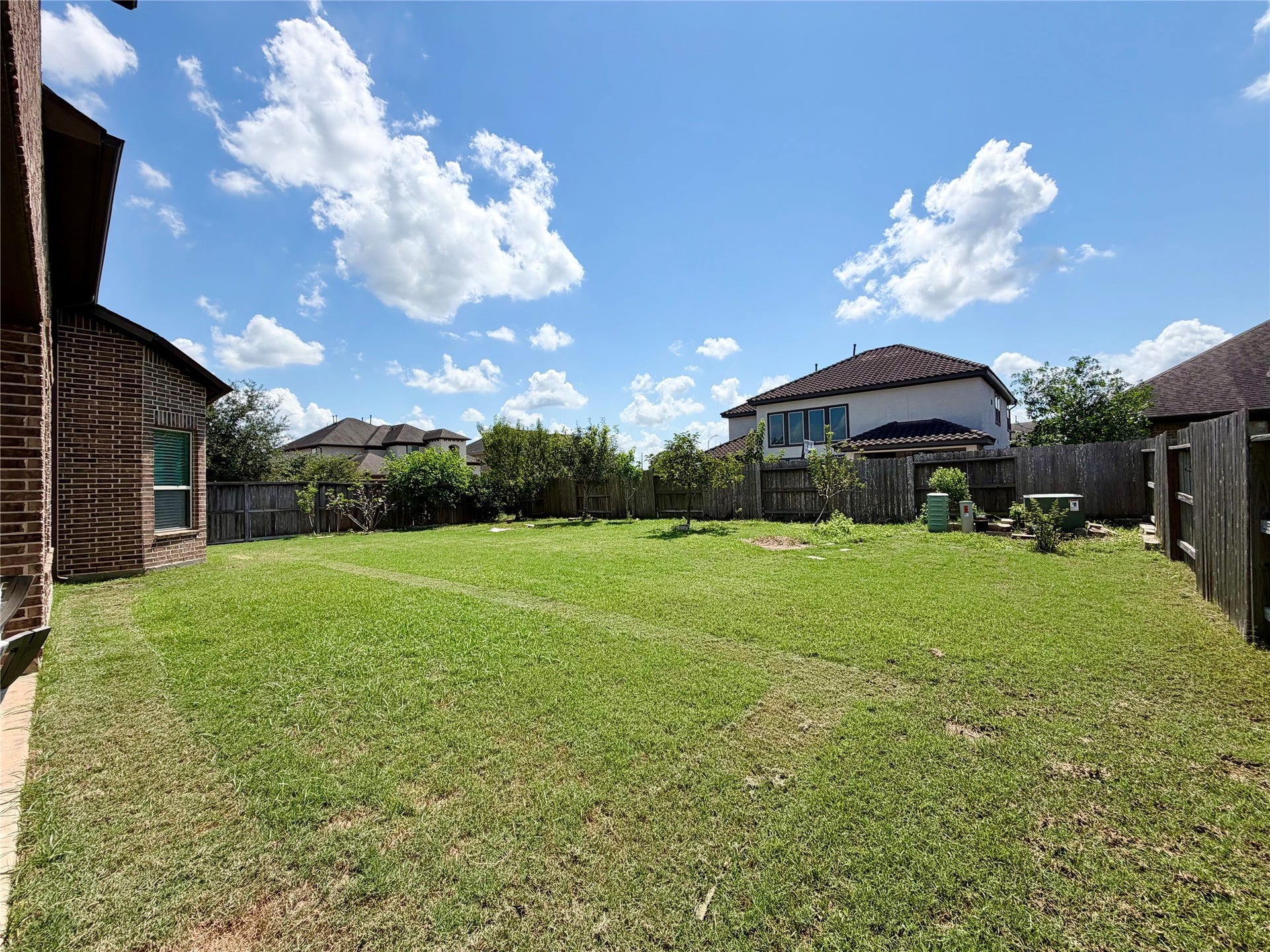 6503 Jesse Creek Lane, Sugar Land, TX 77479 Large living room opens to kitchen and morning area