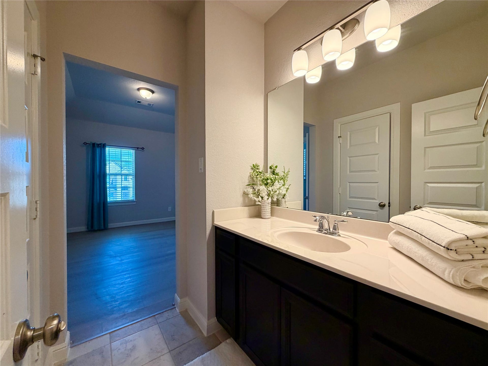 6503 Jesse Creek Lane, Sugar Land, TX 77479 Second full bathroom downstairs