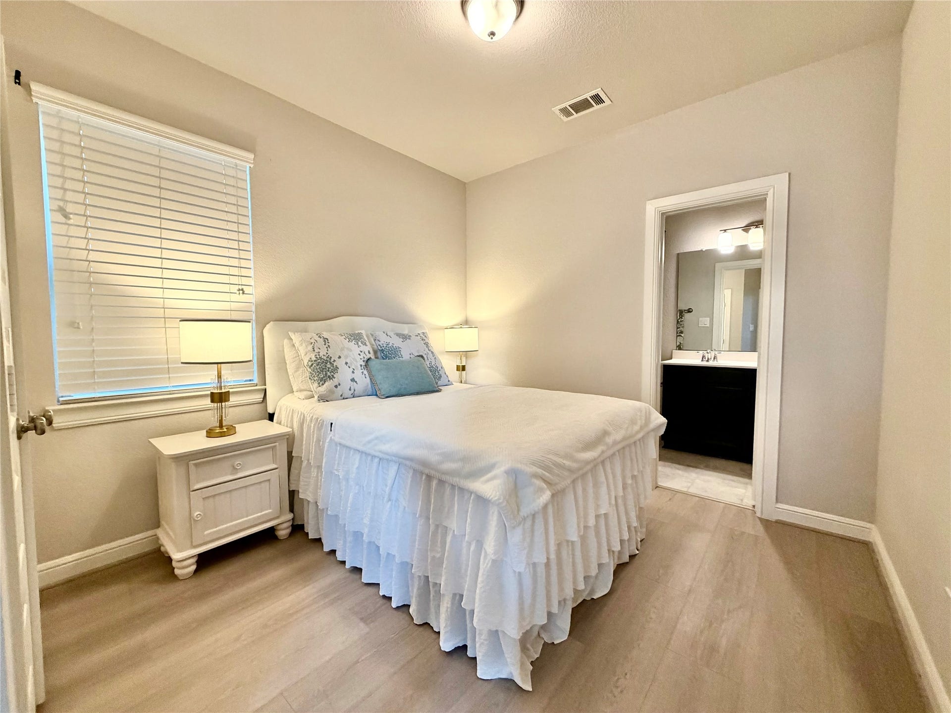 6503 Jesse Creek Lane, Sugar Land, TX 77479 Second bedroom downstairs w/full bathroom