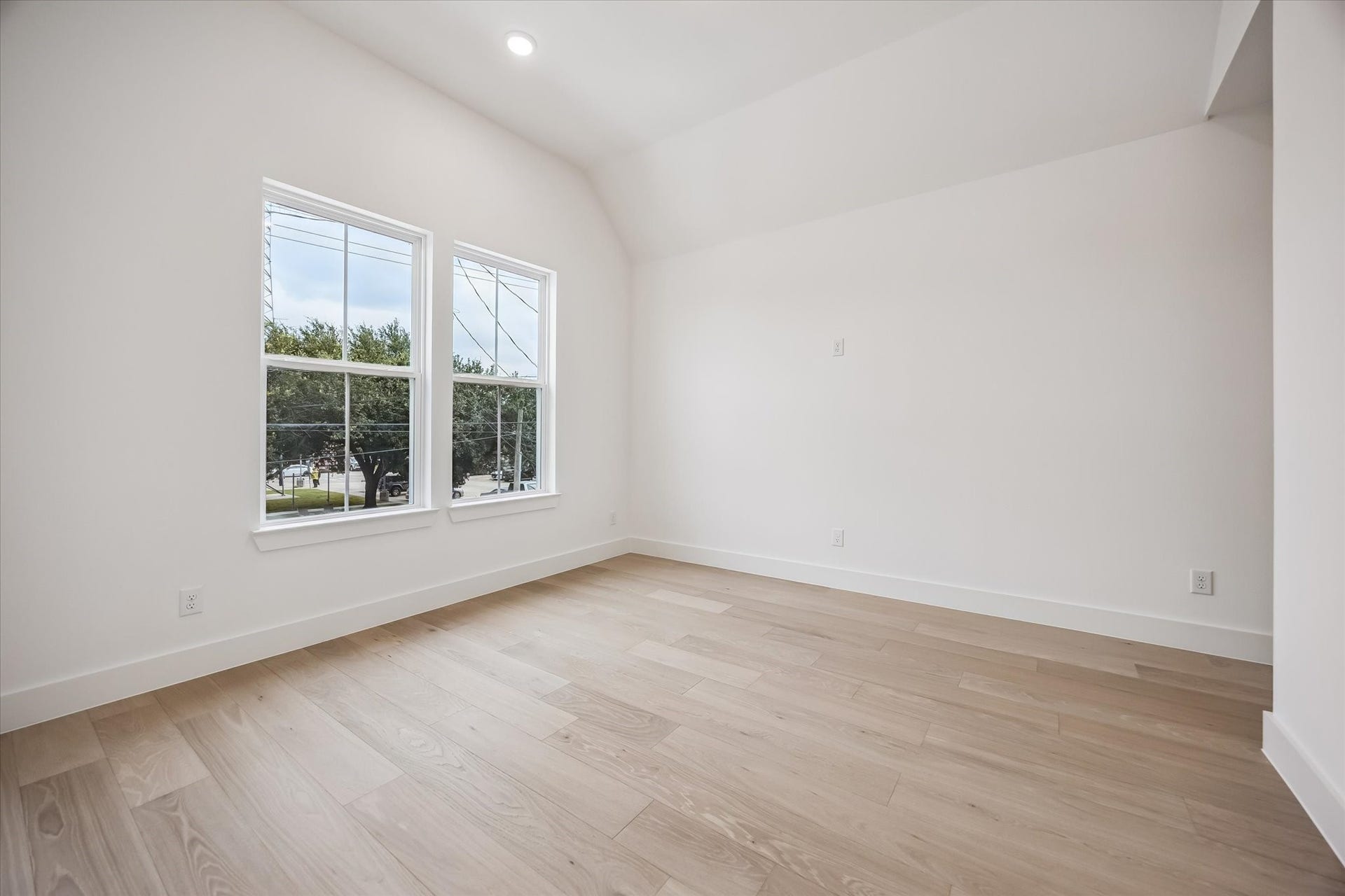 5339 Larkin Street, Houston, TX 77007 Bright and airy room featuring large windows, hardwood floors, and high ceilings, perfect for a cozy retreat or versatile workspace.