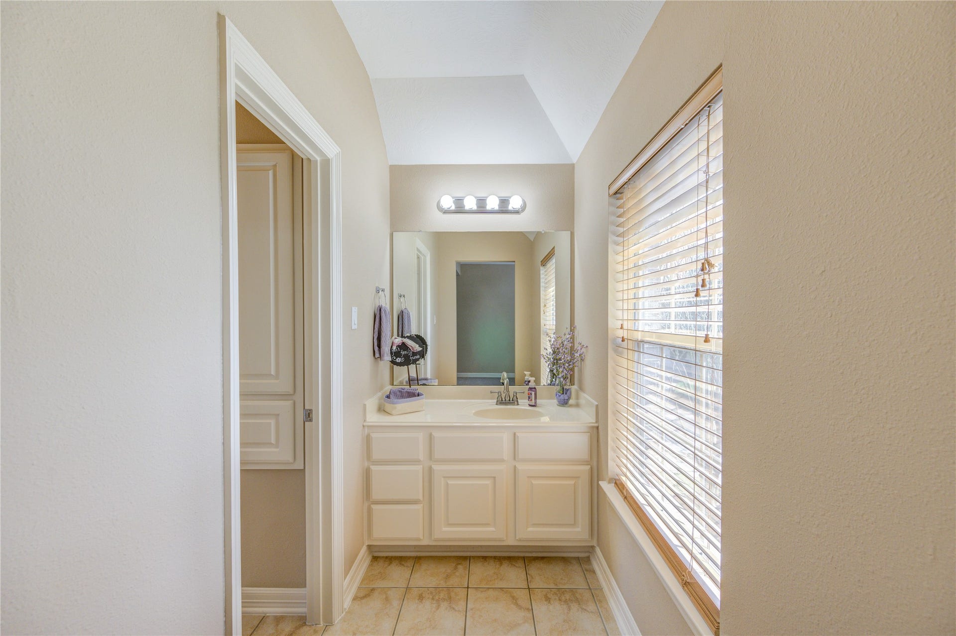 18614 Thomas Survey Drive, Cypress, TX 77433 Shared Bathroom Between Bedrooms
