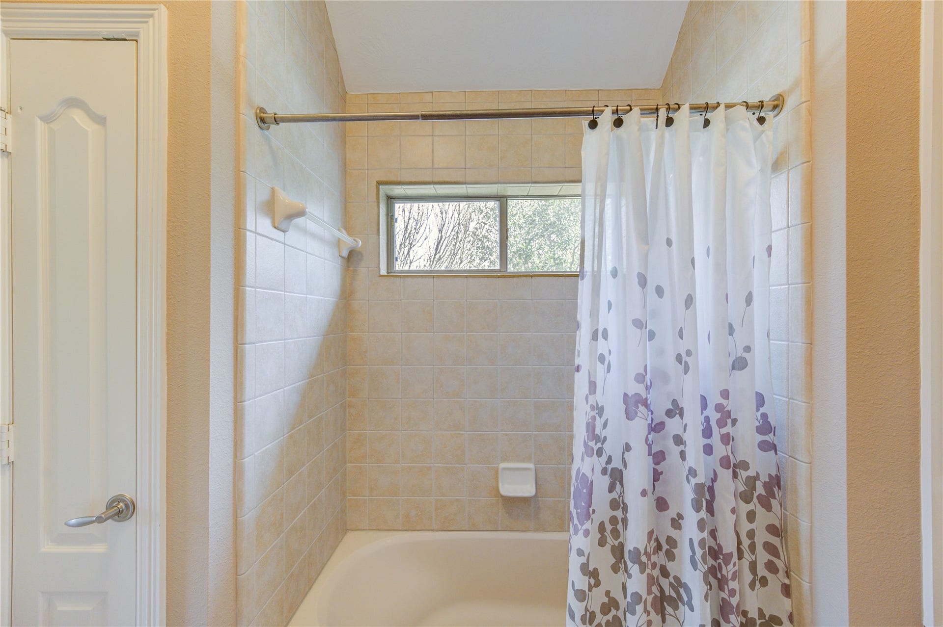18614 Thomas Survey Drive, Cypress, TX 77433 Convenient Jack-and-Jill Bathroom