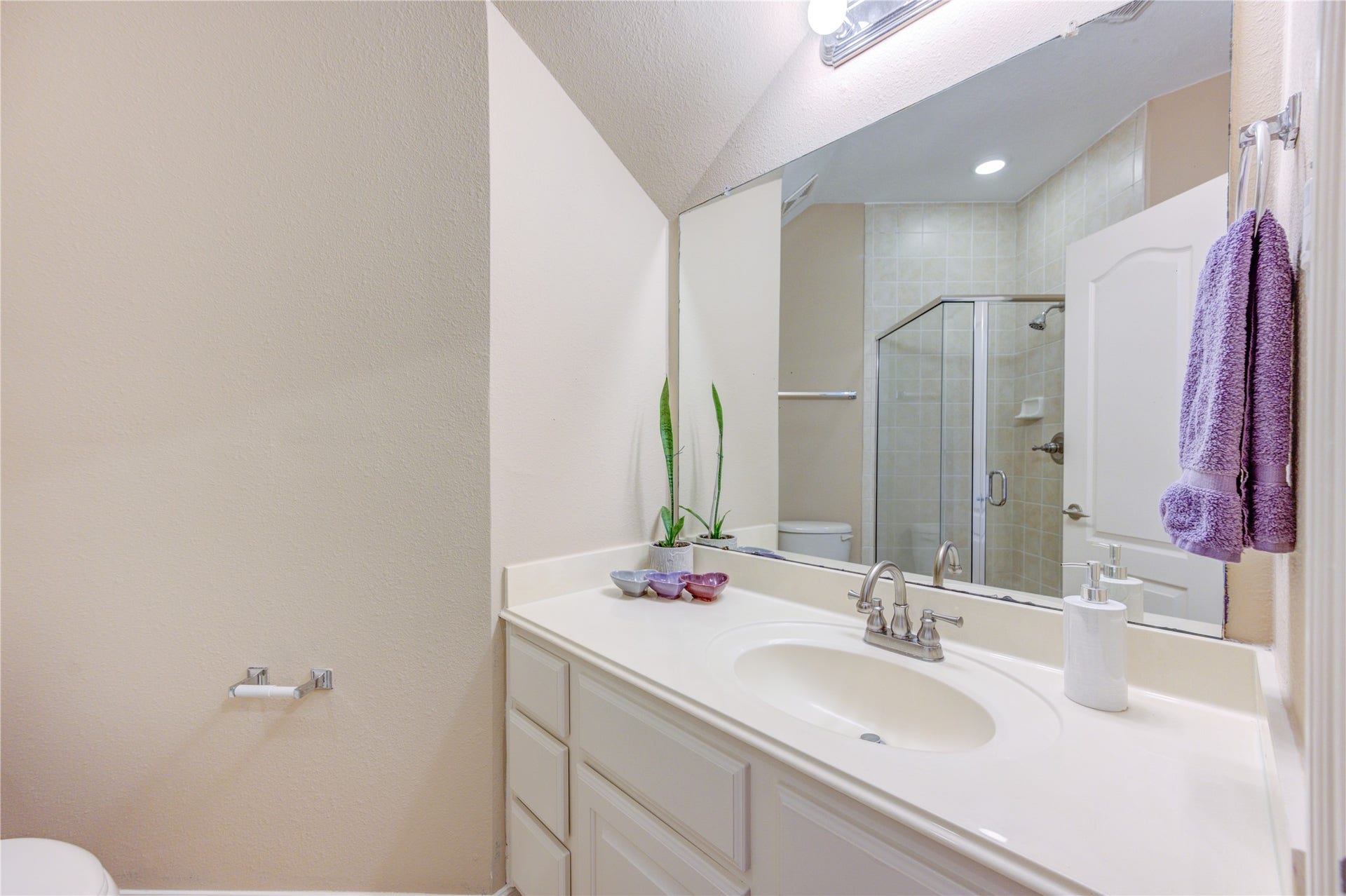 18614 Thomas Survey Drive, Cypress, TX 77433 Exceptionally spacious game room offering endless possibilities for entertainment, or secondary living area.