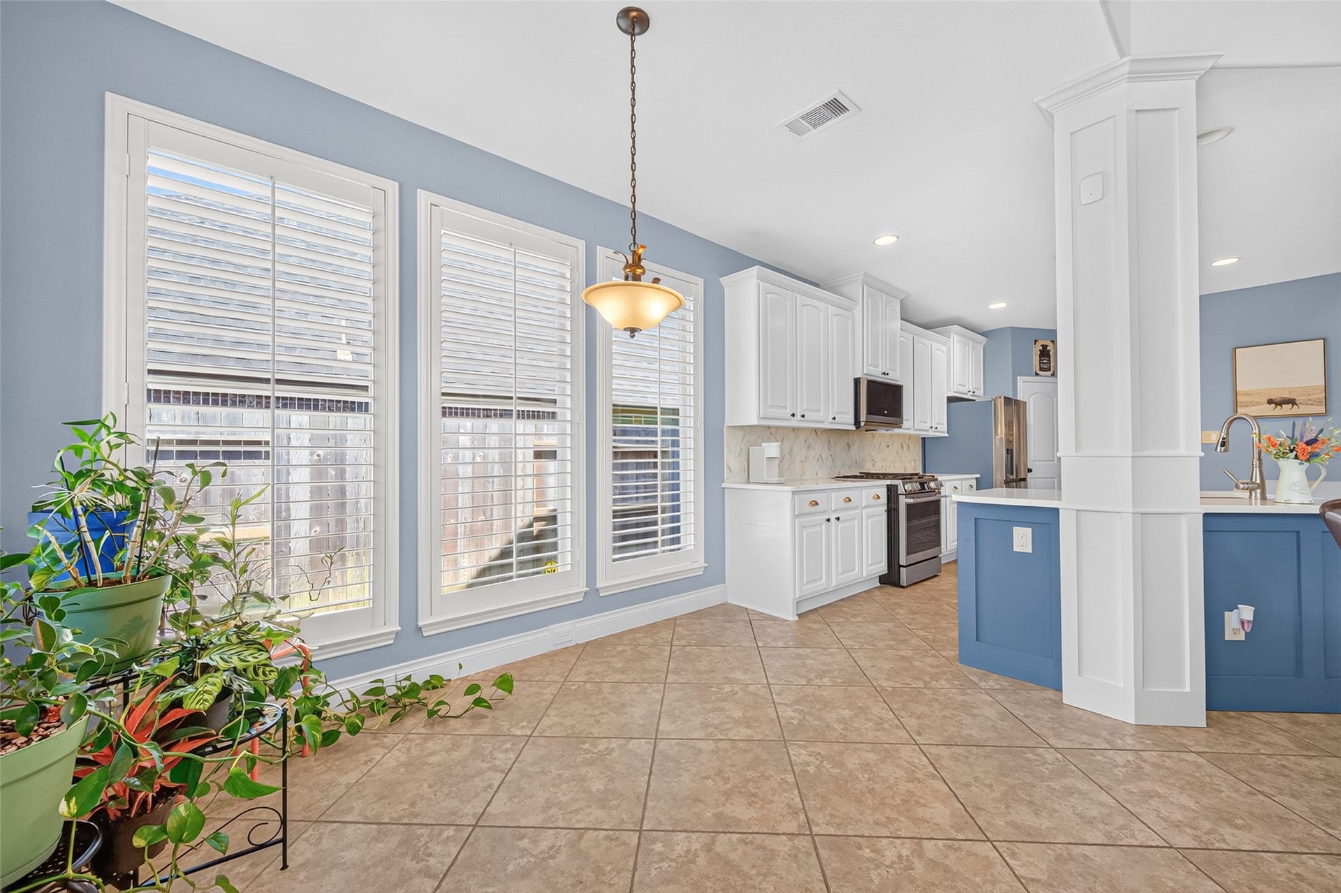 6710 Aqua Falls, Missouri City, TX 77459 Breakfast area with large windows, plantation shutters, and tile flooring. Perfect spot to enjoy your morning coffee.