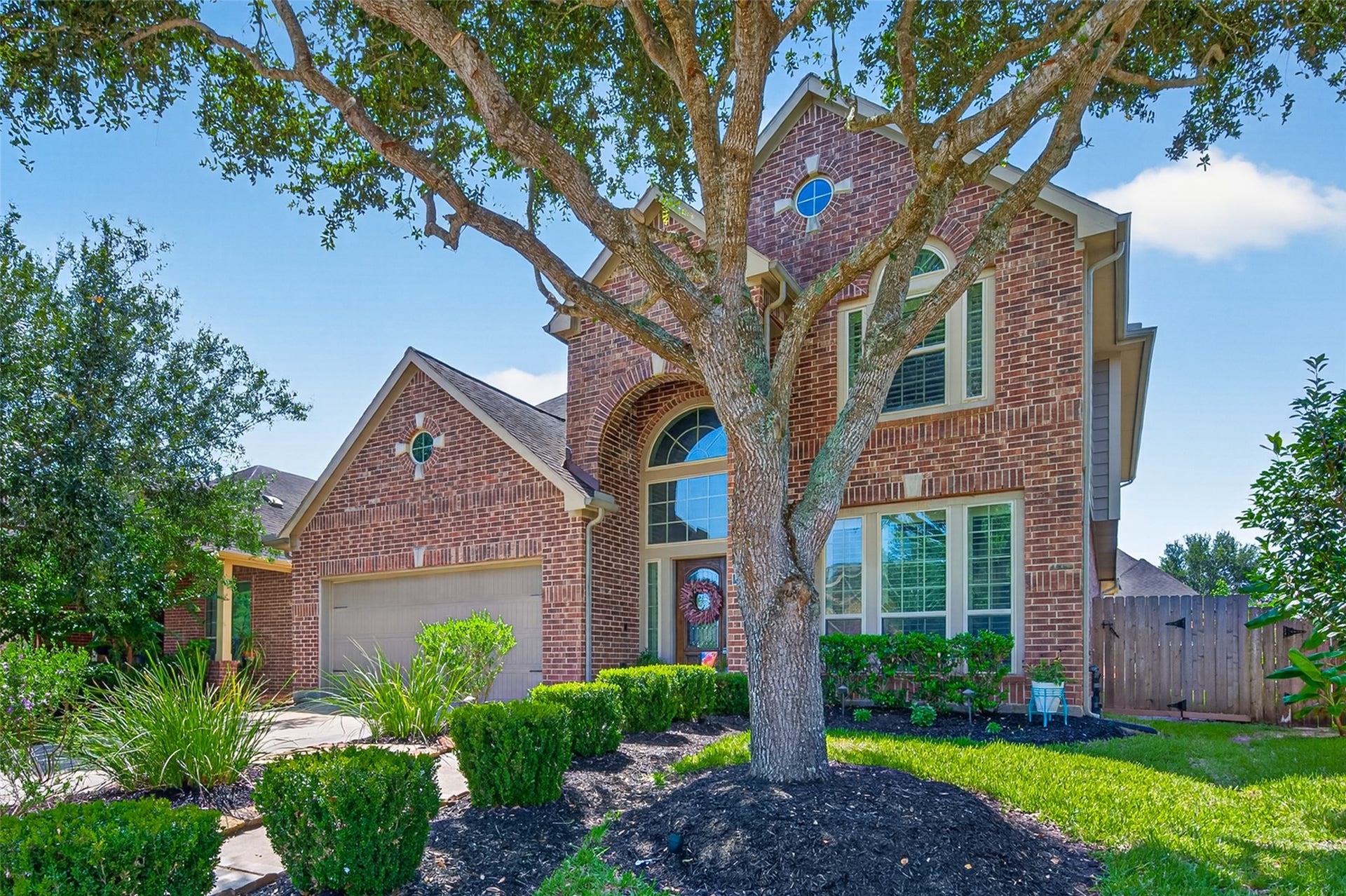 6710 Aqua Falls, Missouri City, TX 77459 Fantastic location near the "front" of Sienna yet tucked away in tranquility. Schedule a private tour today!