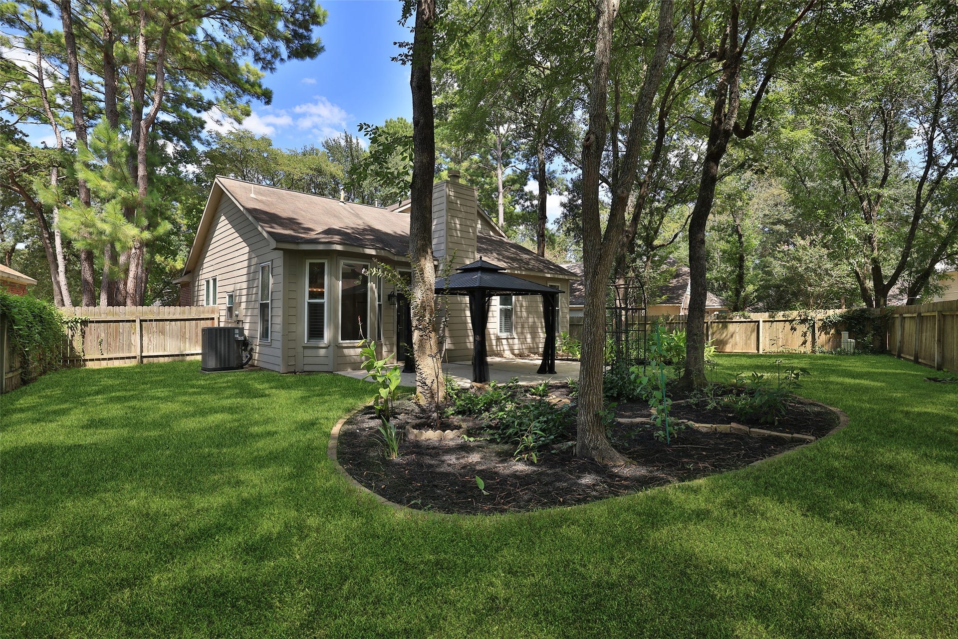 21 Long Hearth Place, The Woodlands, TX 77382 Fenced Backyard