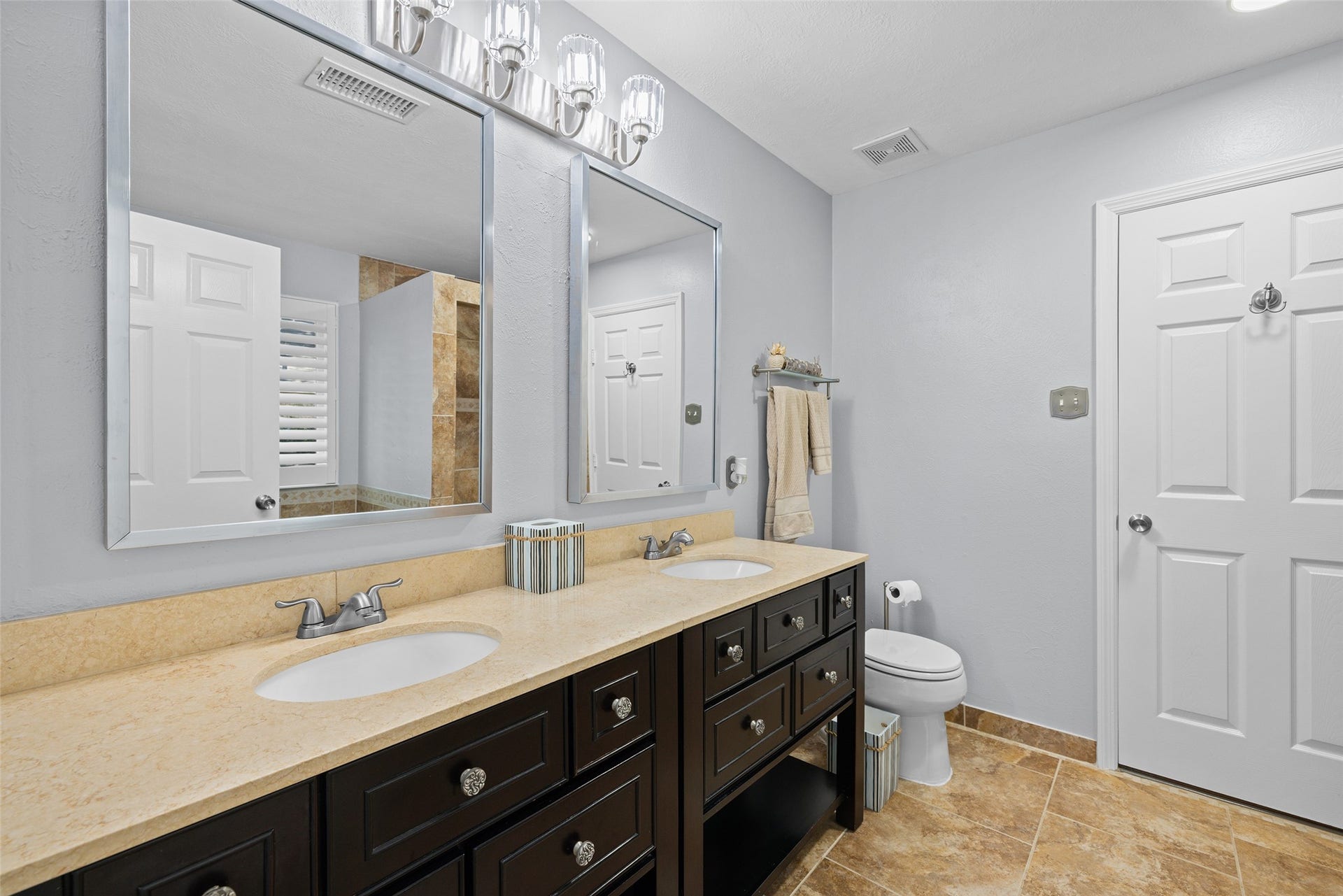 21 Long Hearth Place, The Woodlands, TX 77382 Primary Ensuite Dual vanities, jetted tub, separate shower, and walk-in closet.