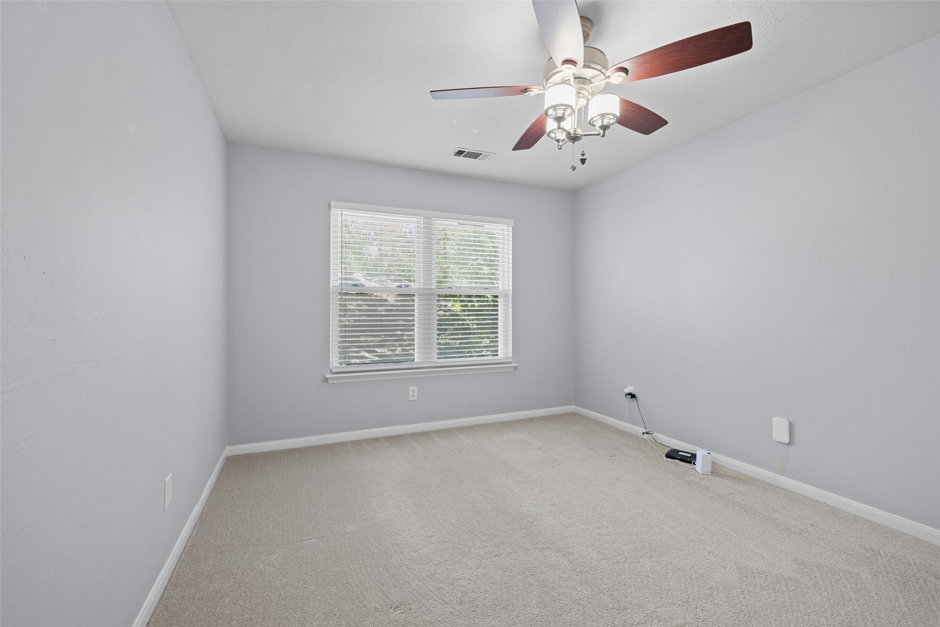 21 Long Hearth Place, The Woodlands, TX 77382 Upstairs Bedrooms Three secondary bedrooms with a shared full bath.