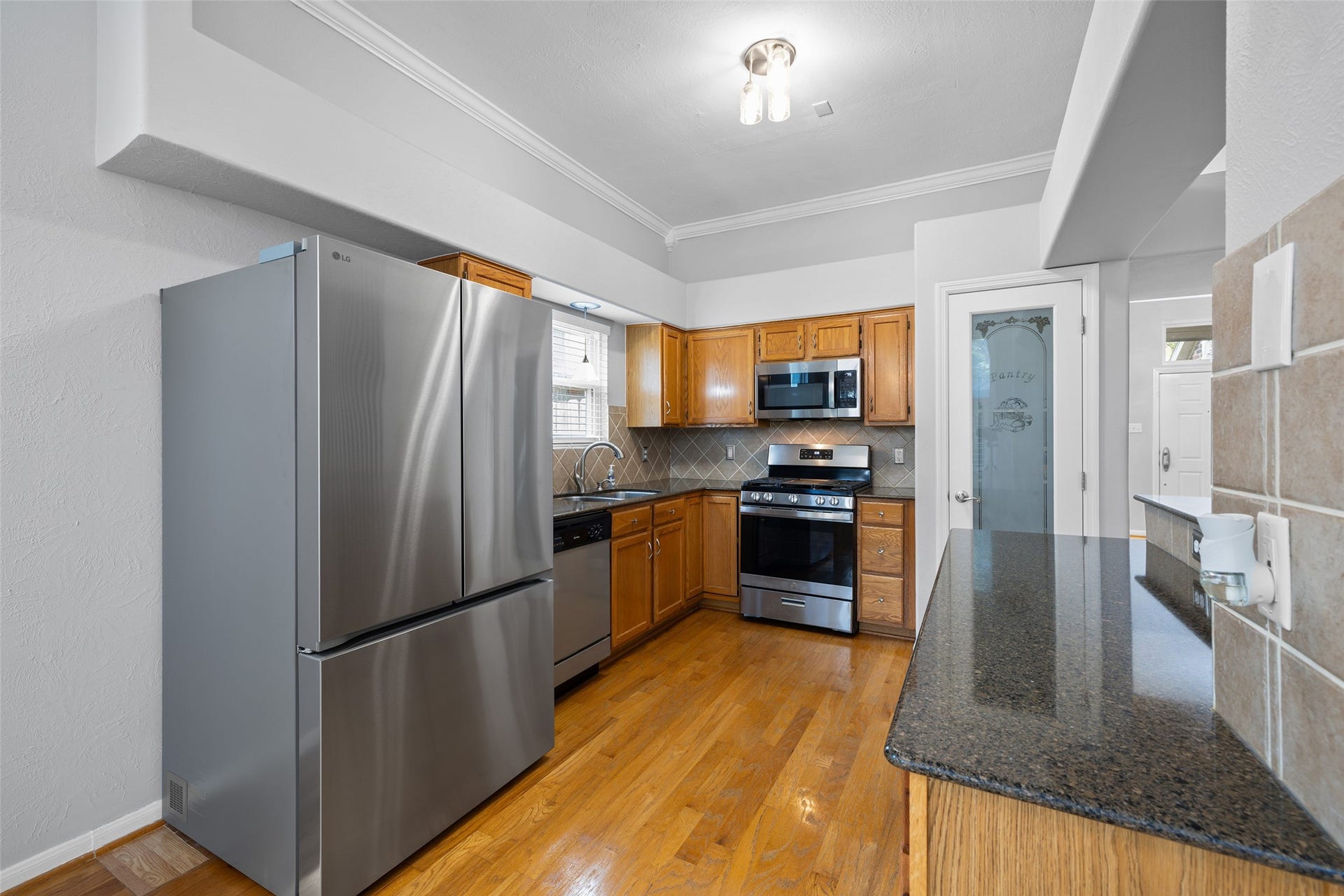 21 Long Hearth Place, The Woodlands, TX 77382 New French Door Refrigerator.