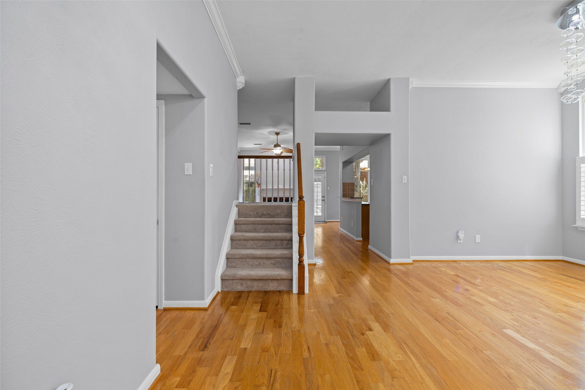 21 Long Hearth Place, The Woodlands, TX 77382 Entry Light, neutral interior with wood flooring throughout the downstairs living areas.