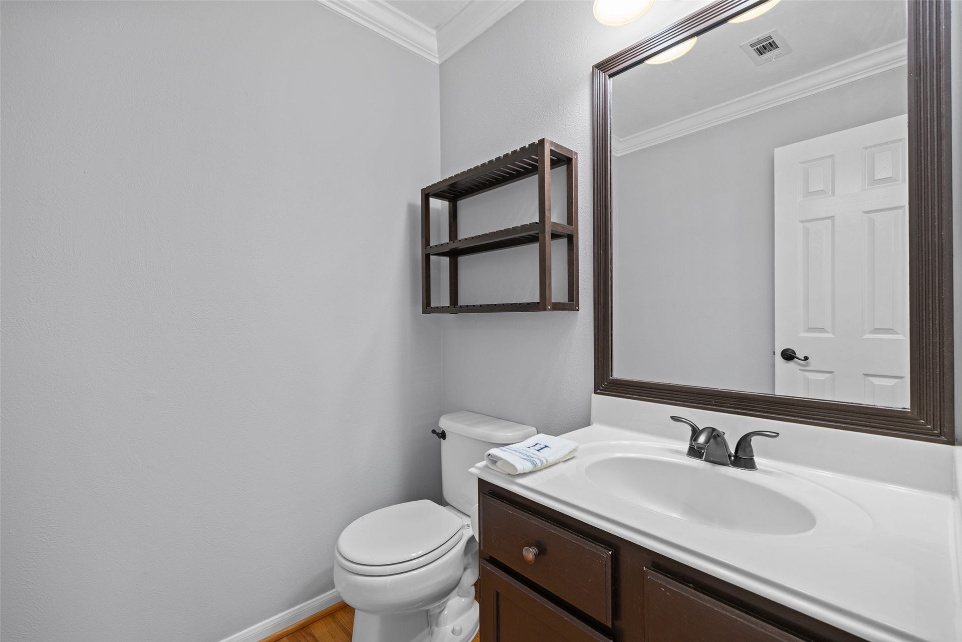 21 Long Hearth Place, The Woodlands, TX 77382 Half Bath