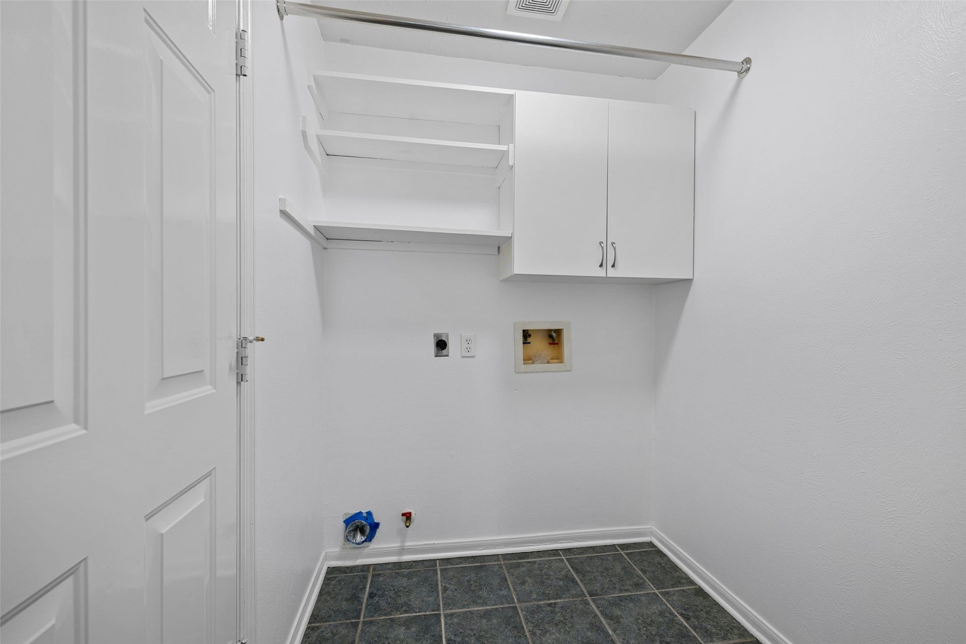 21 Long Hearth Place, The Woodlands, TX 77382 Laundry room with both gas and electric connections.