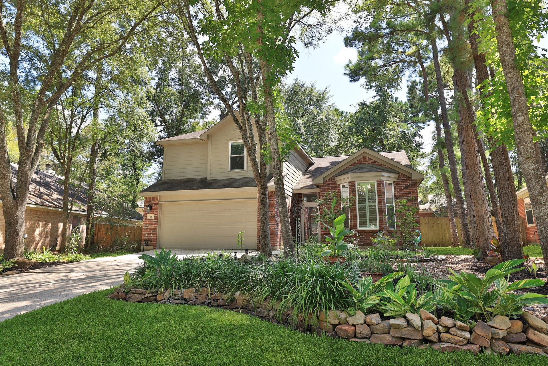 21 Long Hearth Place, The Woodlands, TX 77382 Major Ownership Updates Composite roof (2014), double-pane Low-E replacement windows (2011), and 16 SEER HVAC (2017).
